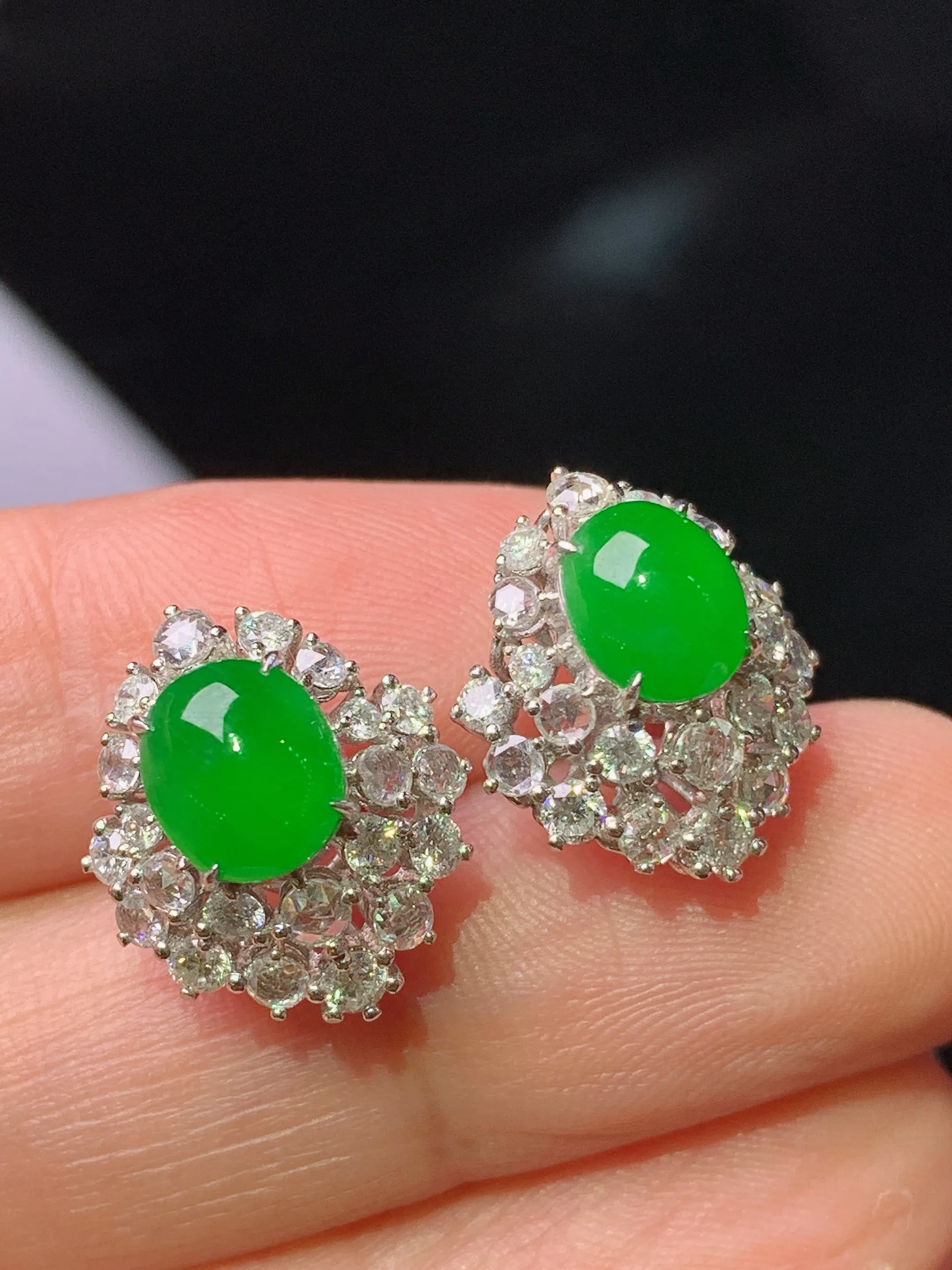 18k金钻镶嵌满绿蛋面耳钉 玉质细腻 色泽清新艳丽 整体尺寸15.3*13.5*10