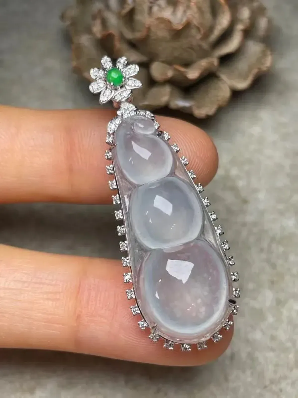 冰种福豆吊坠、真金真钻镶嵌，种水好，玉质细腻 .裸石尺寸 33.0*13.5