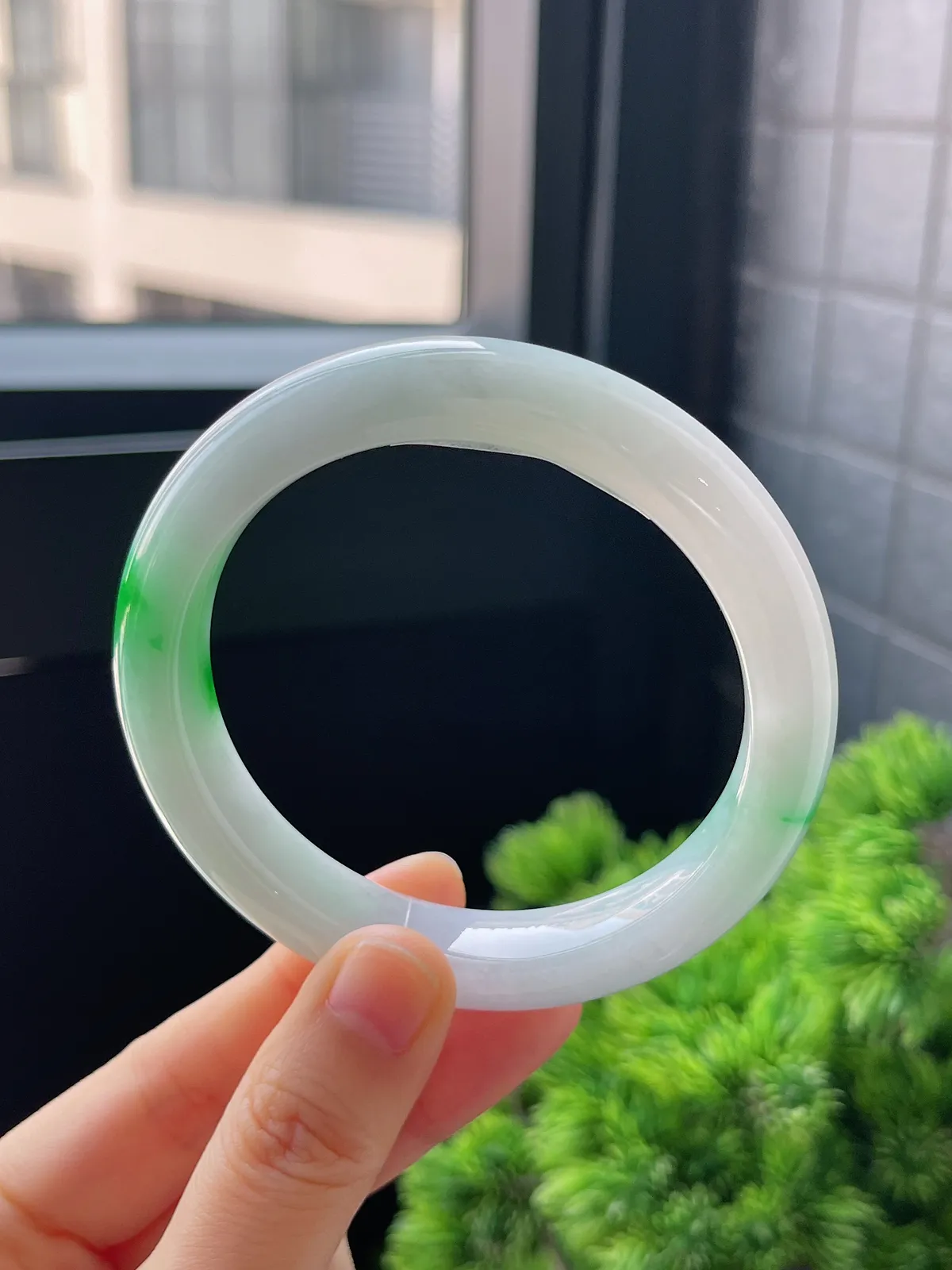 正圈58圈口，翡翠糯化种飘绿手镯，白底青