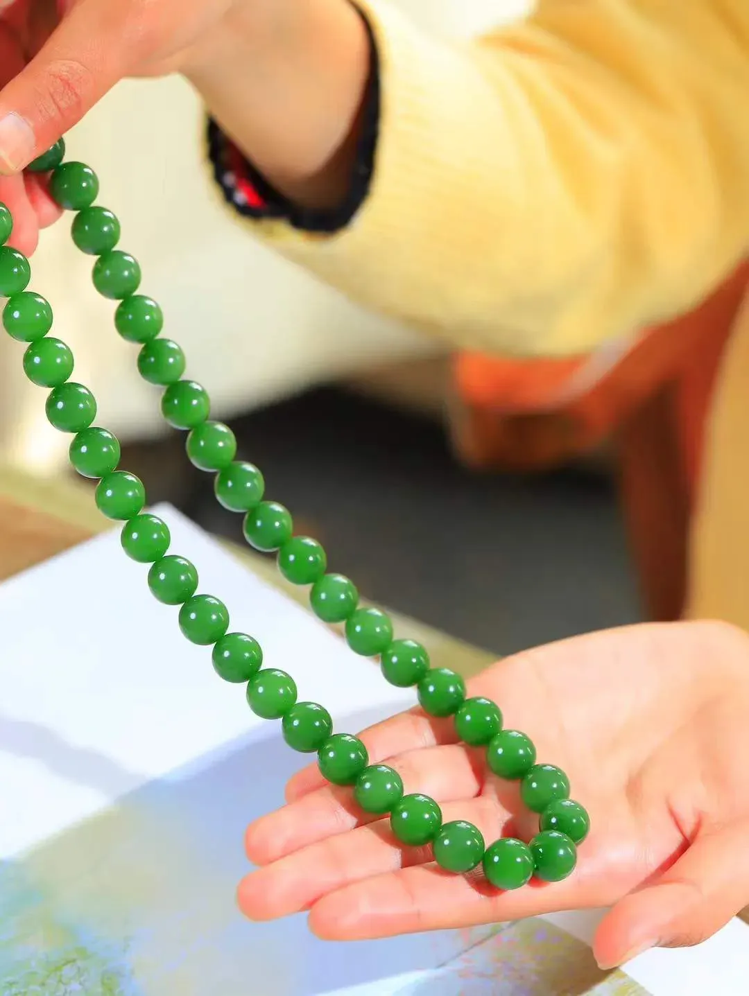 【珠圆玉润.项链】

收藏级臻品️和田玉碧玉猫眼珠圆玉润项链 玉质温润细腻  整串打磨圆润，佩戴舒