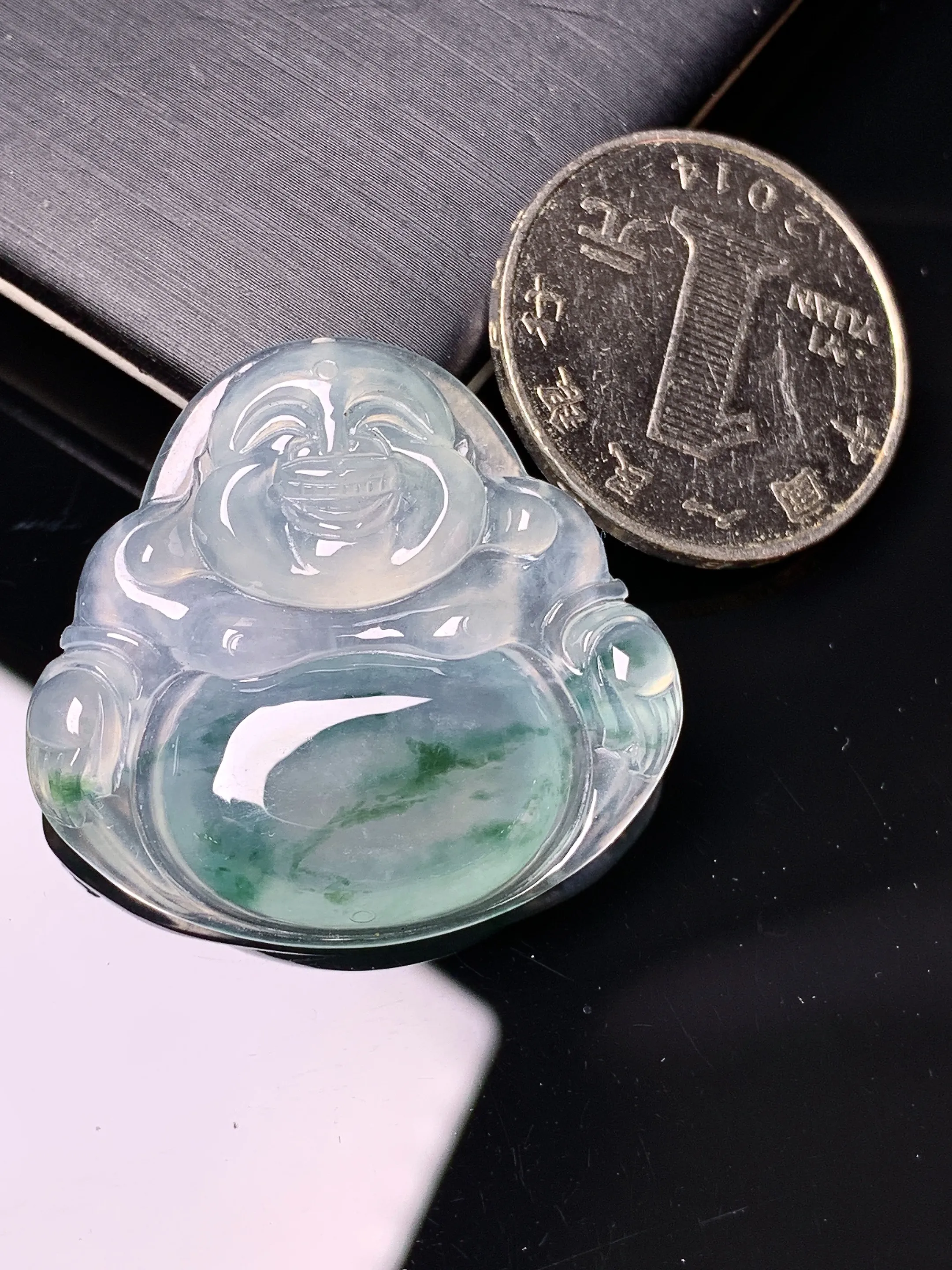 冰种飘绿佛公吊坠 玉质细腻 色泽清新艳丽 整体尺寸31.5*33.2*5.5