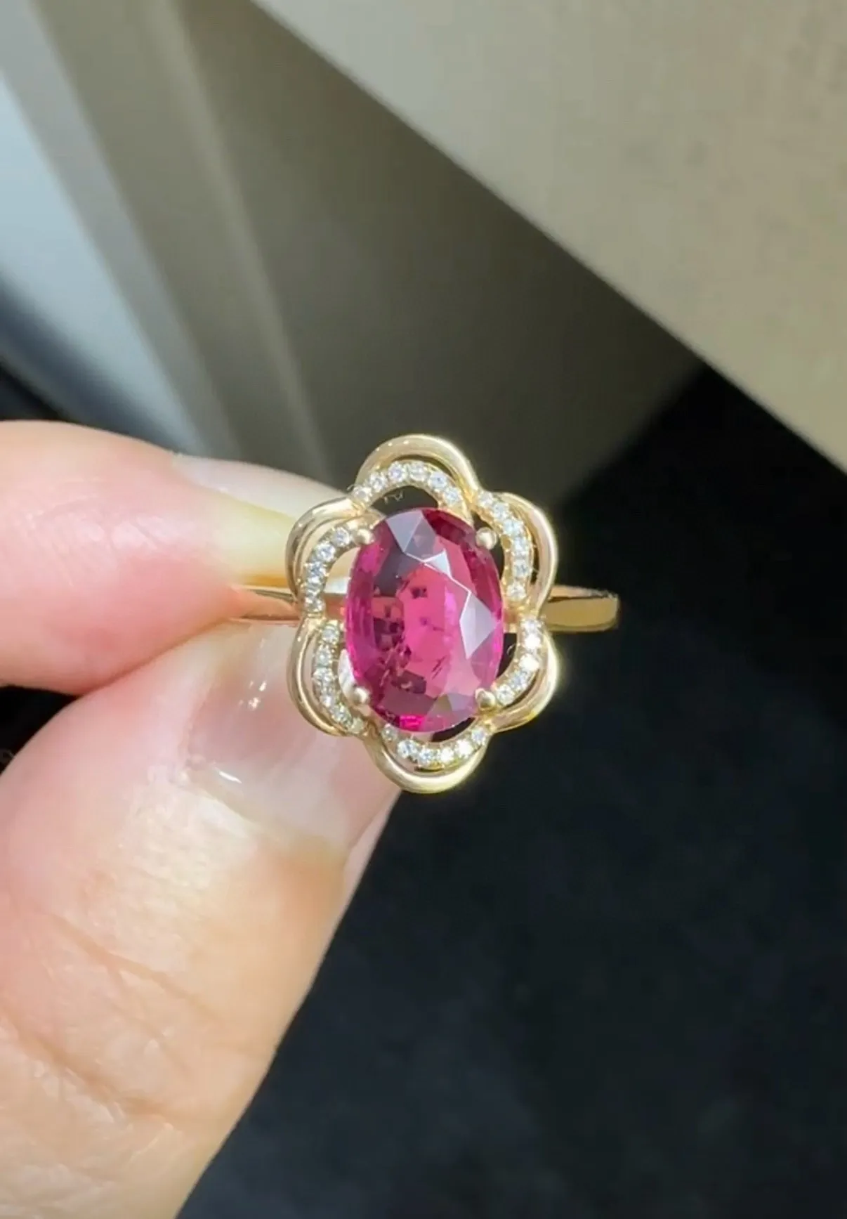 18k金钻石镶嵌卢比来碧玺戒指，尺寸14.1*10.8mm，重量2.613g，圈口14可改