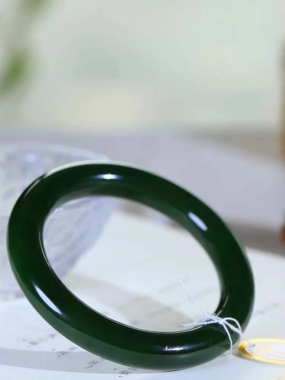 【碧色荡漾·手镯】

精品️和田玉碧玉圆条手镯，玉质细腻温润，手感舒适，️线条流畅，简约大气，美自天成，佩戴于腕间，婉约之美，举手投足间透出那份低调奢华，醉人心扉。重66.5克 内径圈口58mm尺寸11.4-11.2mm FDL-7720132