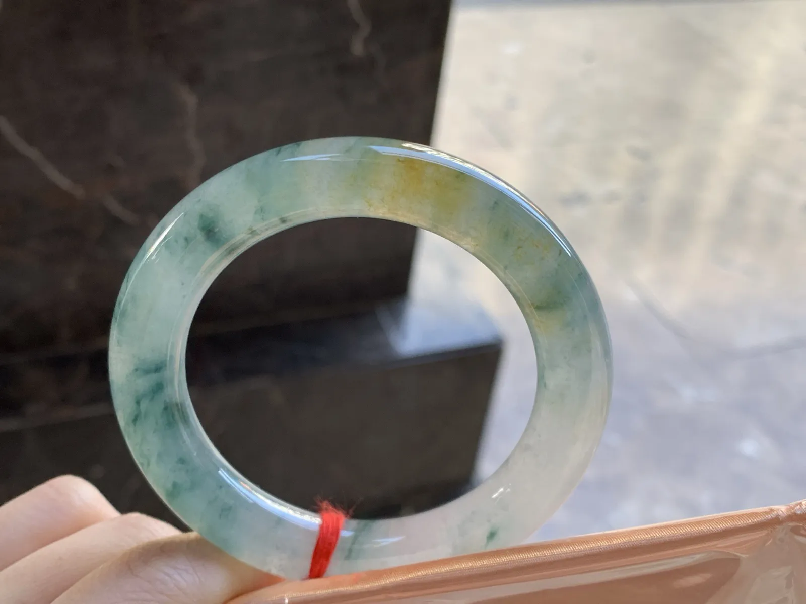 冰味飘花圆条手镯
尺寸：57.2-11.5-11.9mm
种水好 实物漂亮有特色