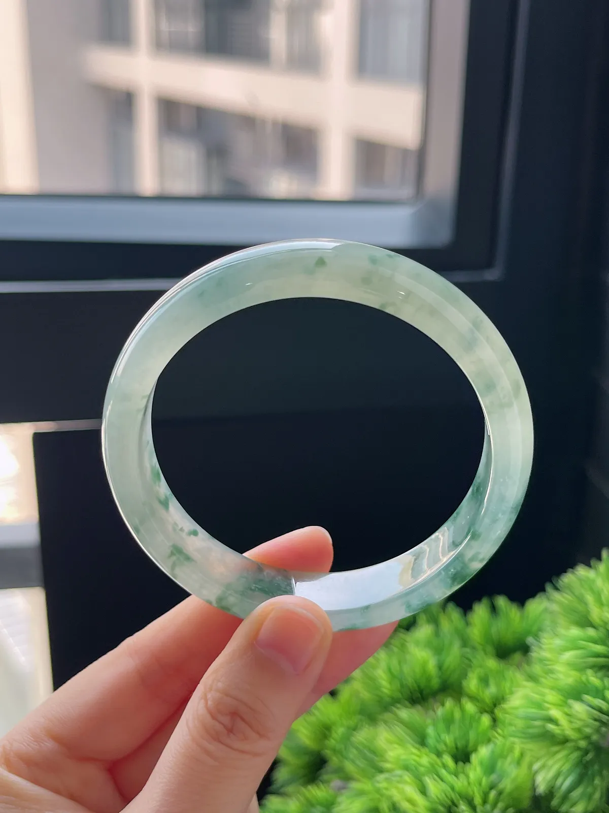 正圈58.8圈口，翡翠冰种飘绿手镯