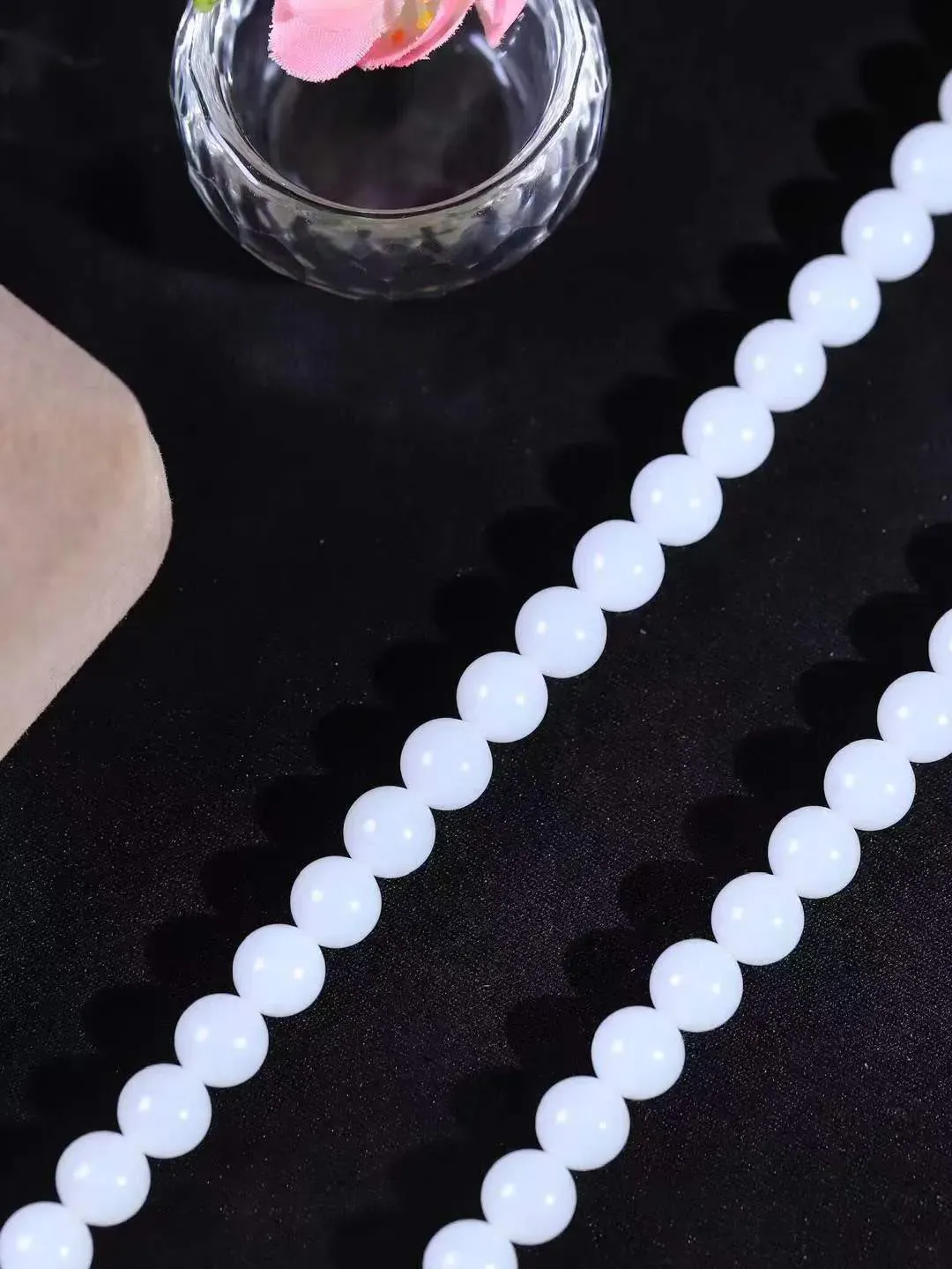 【珠圆玉润.项链】

精品和田玉白玉珠圆玉润项链 玉质温润细腻  整串打磨圆润，佩戴舒适。珠珠落玉盘，间关莺语花底滑，一生美好时光，无论身在何处，都有它相伴相守。事事顺遂，幸福美满，吉祥如意。重44.8克 尺寸取一8mm  8920178A