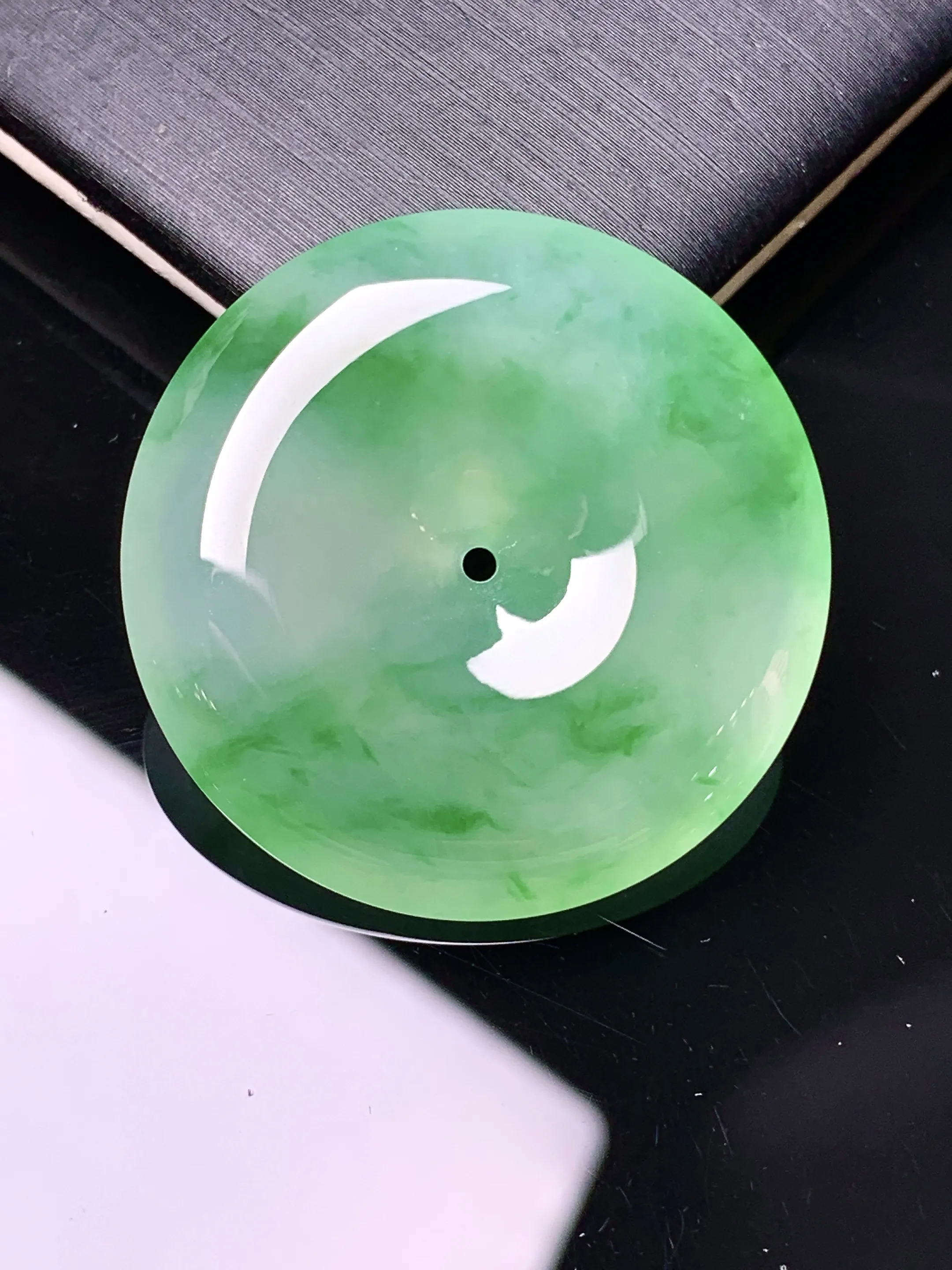 翠绿平安扣吊坠 玉质细腻 色泽清新艳丽 整体尺寸30.8*6