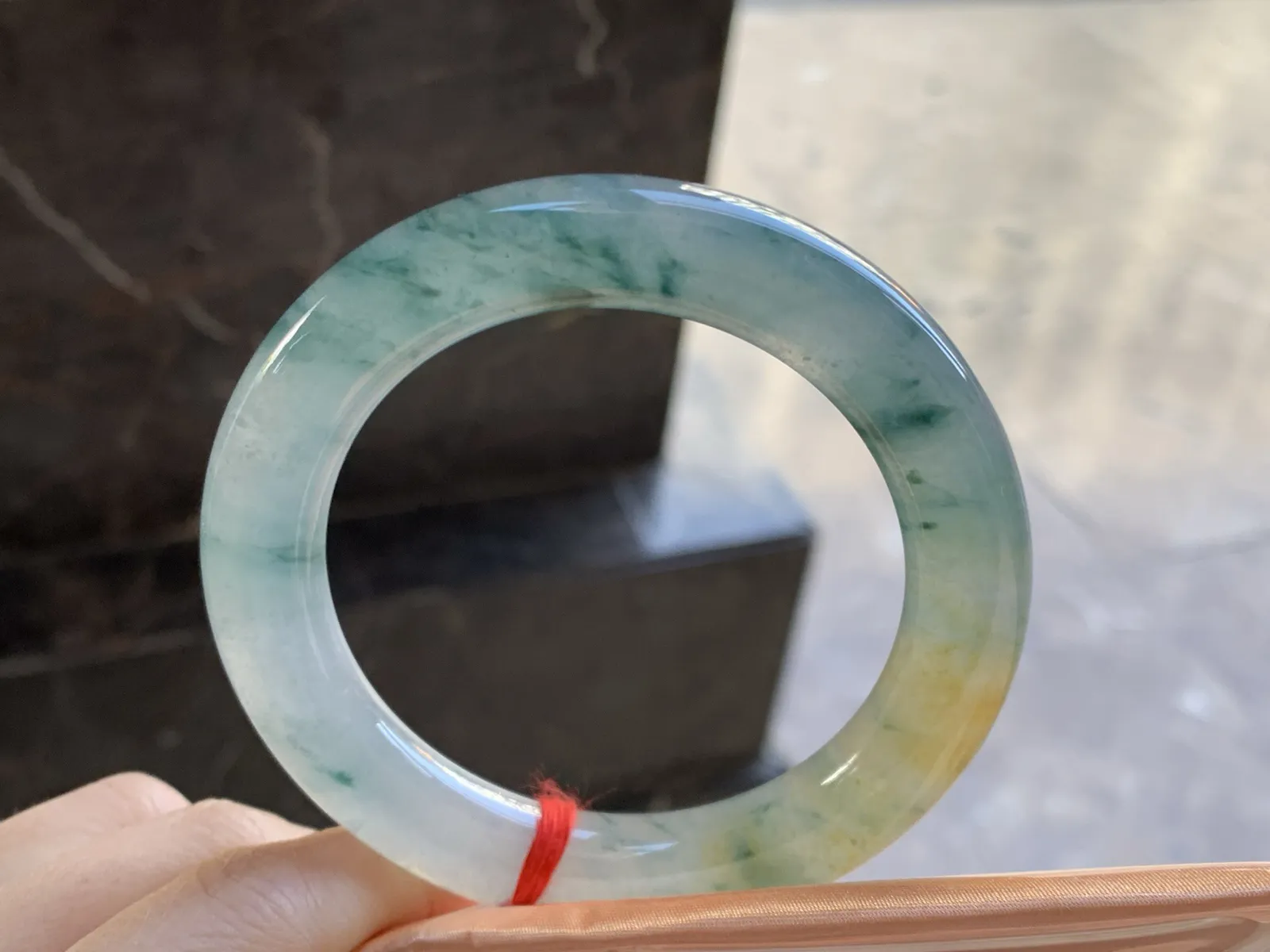 冰味飘花圆条手镯
尺寸：57.2-11.5-11.9mm
种水好 实物漂亮有特色