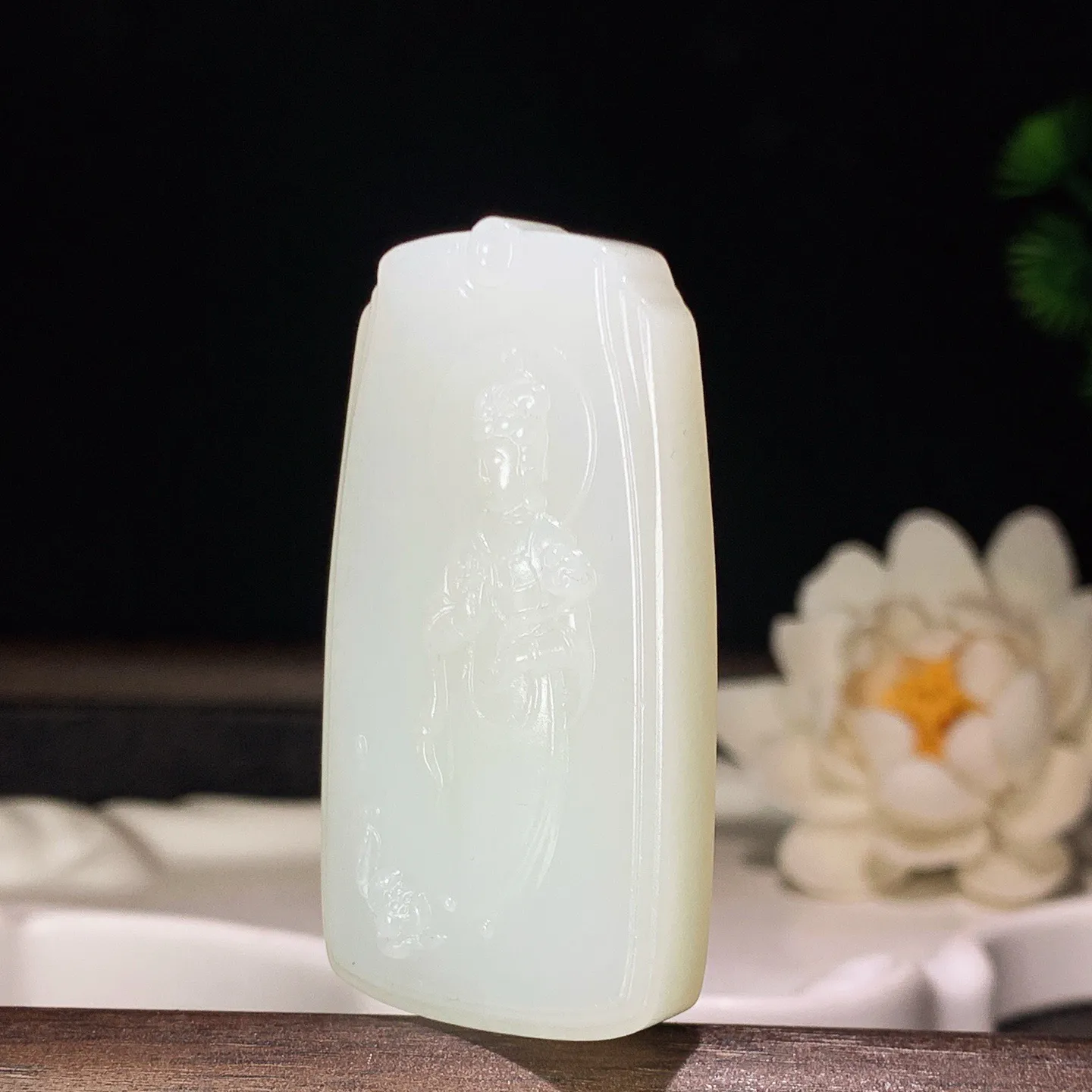 新疆和田玉羊脂白站观音挂件。尺寸54/28/10重35克 玉质细腻油润 底色纯净 脂粉好，品质好。l