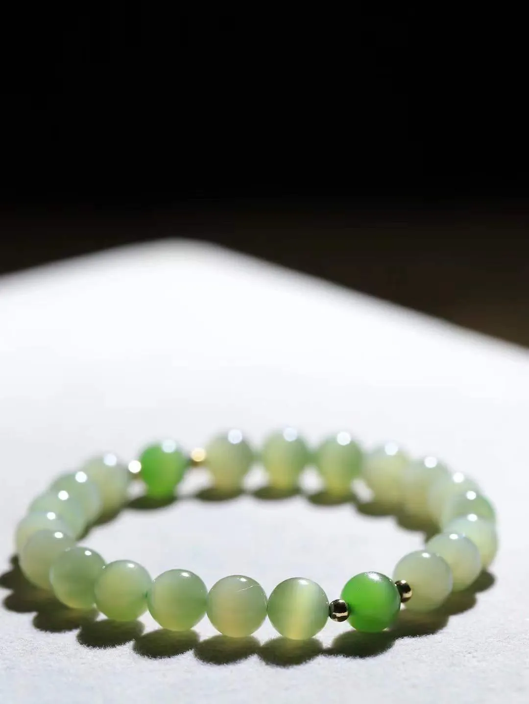 【珠圆玉润.手串】

精品和田玉珠圆玉润手串 玉质温润细腻  整串打磨圆润，佩戴舒适。珠珠落玉盘，间关莺语花底滑，一生美好时光，无论身在何处，都有它相伴相守。事事顺遂，幸福美满，吉祥如意。重17.3克 尺寸取一7.9mm FDL-1623100