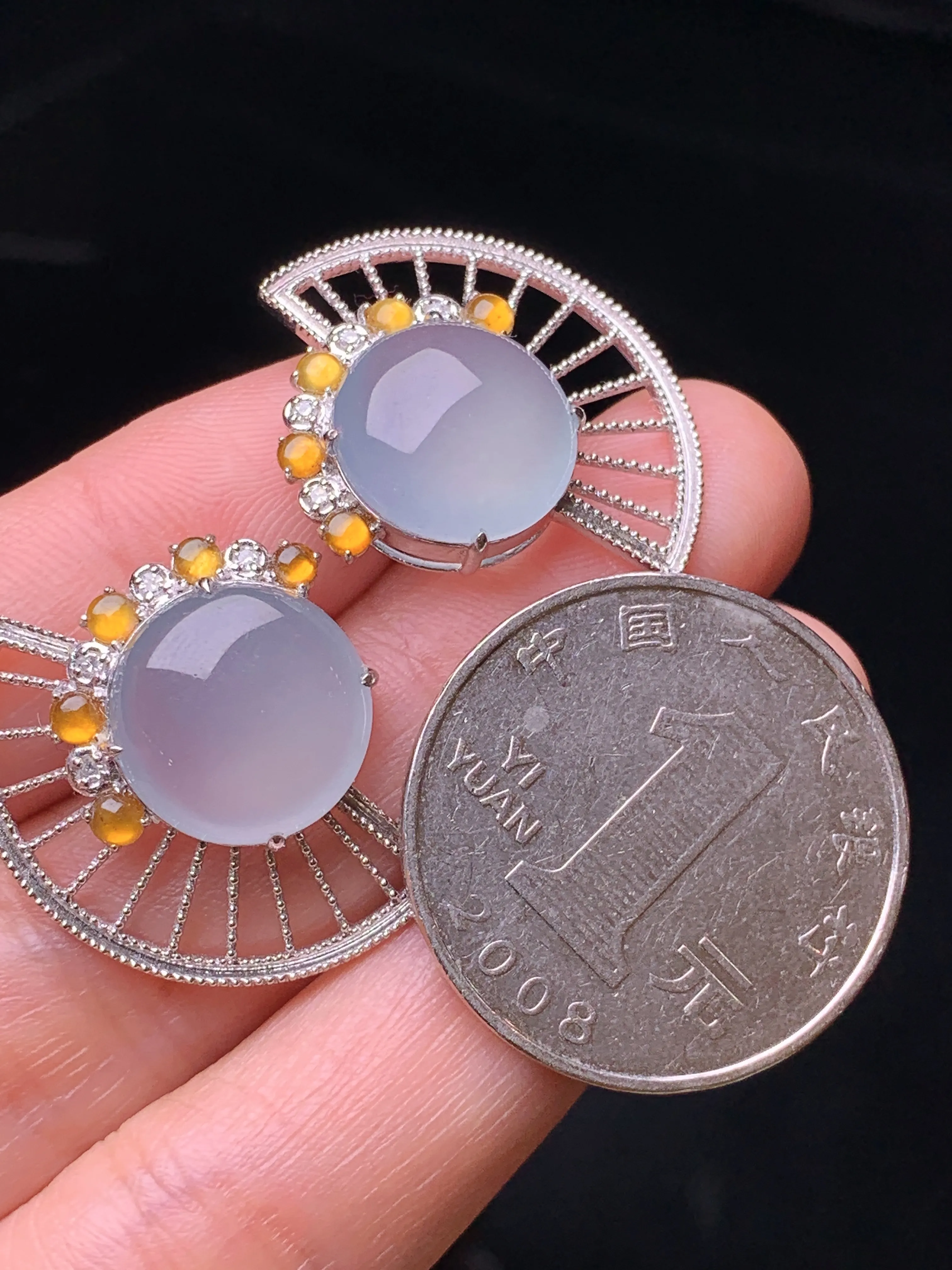 18k金钻镶嵌冰种蛋面耳钉 玉质细腻 色泽艳丽清新 整体尺寸25.8*21.5*6.7