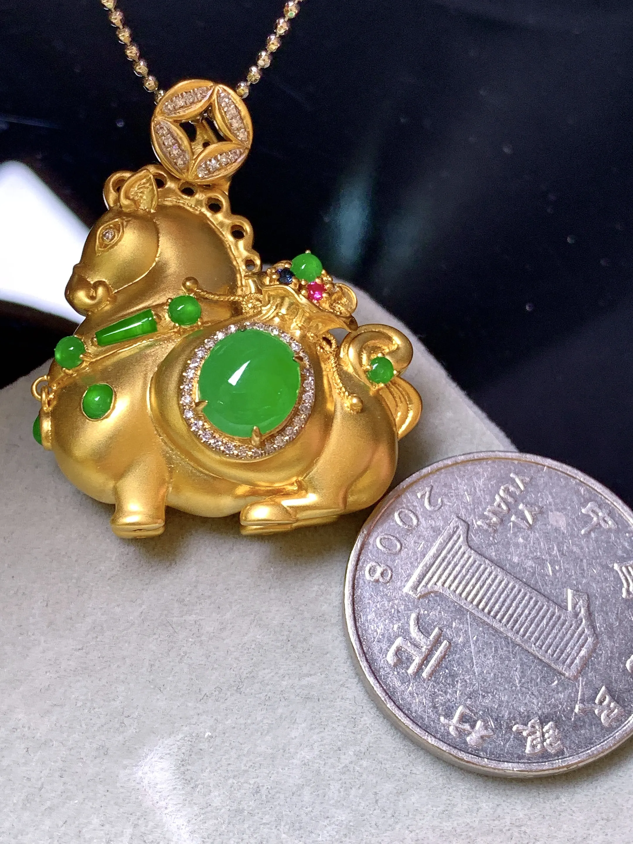 18k金钻镶嵌满绿蛋面唐马吊坠 玉质细腻 色泽艳丽清新 整体尺寸33.8*29*14.2