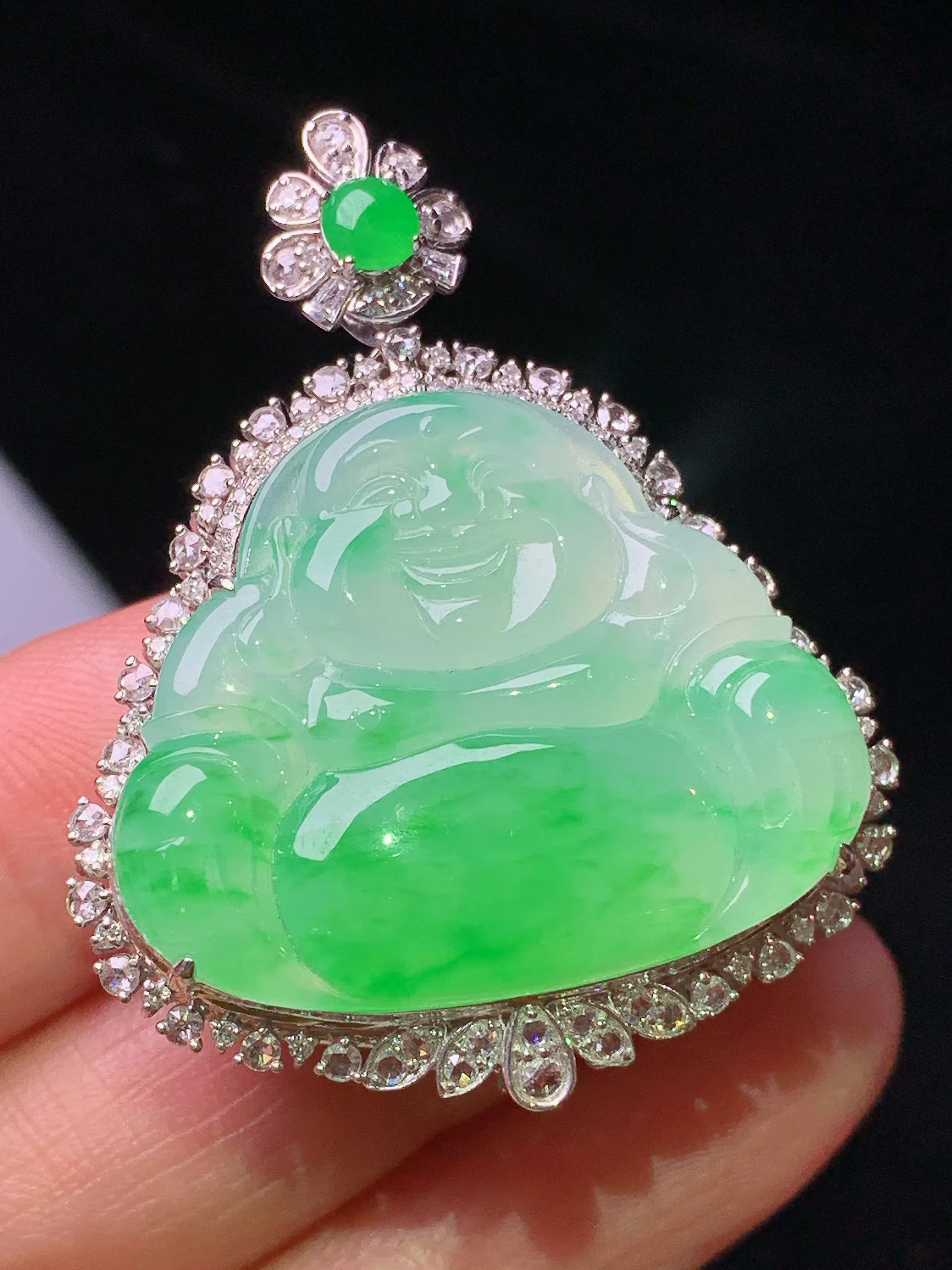 18k金钻镶嵌翠绿佛公吊坠 玉质细腻 色泽艳丽清新 整体尺寸41*33*11.8