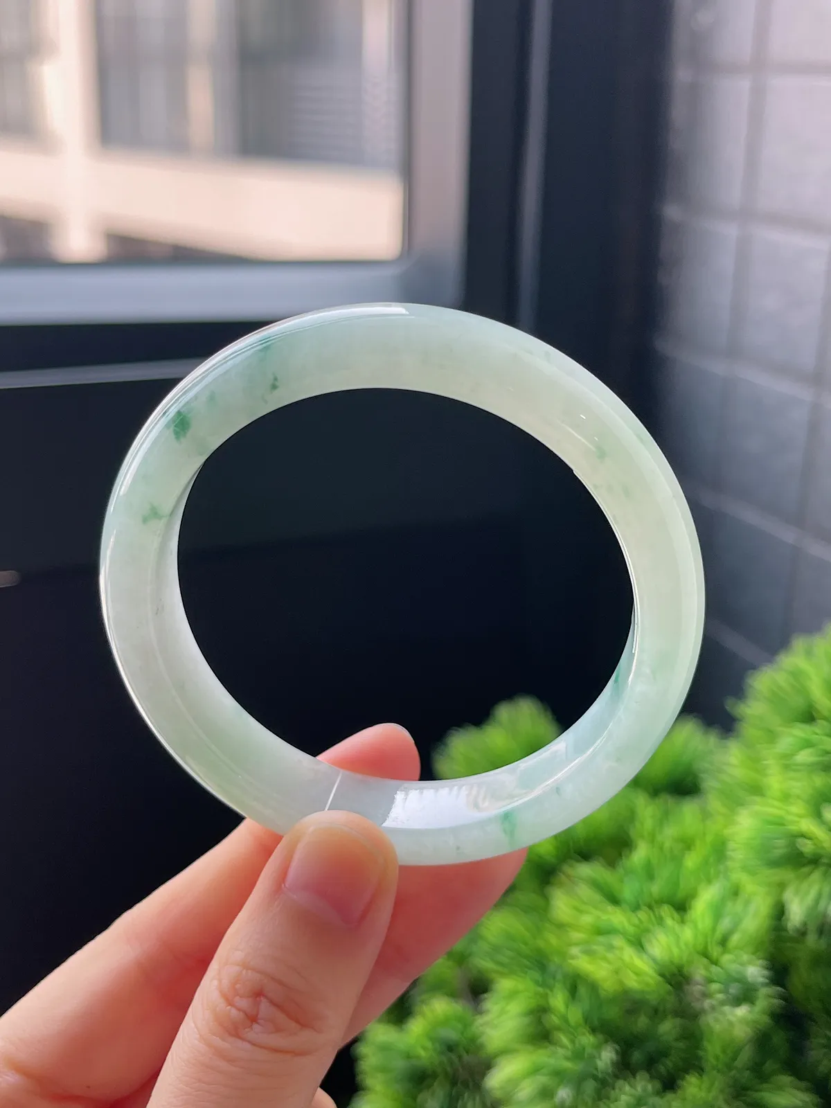 正圈54.5圈口，翡翠冰糯种飘绿手镯