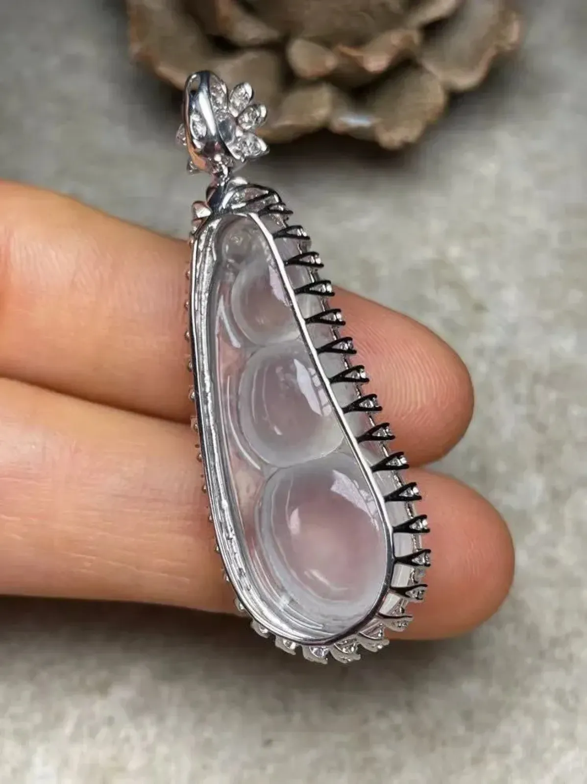 冰种福豆吊坠、真金真钻镶嵌，种水好，玉质细腻 .裸石尺寸 33.0*13.5