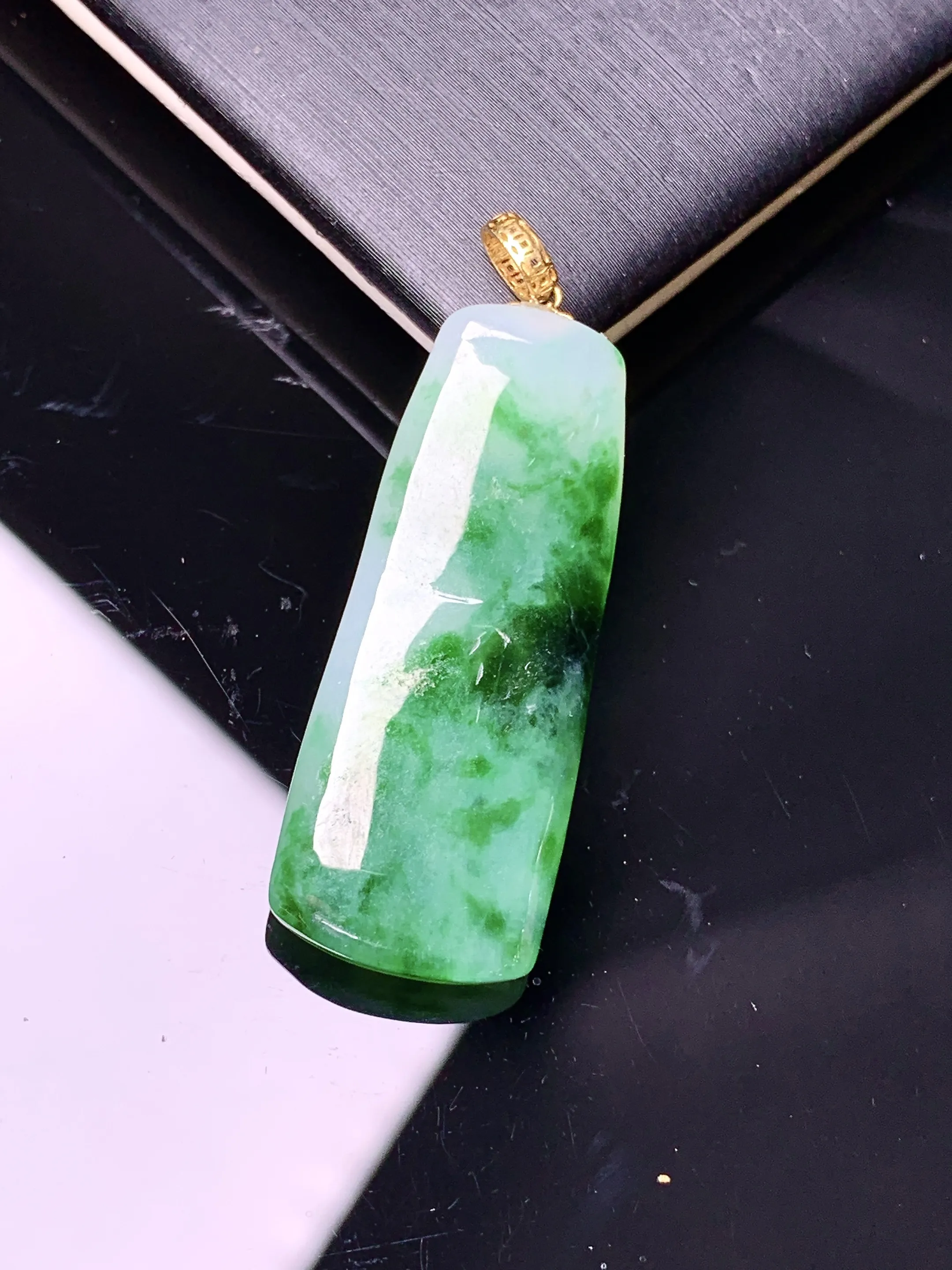 18k金镶嵌飘绿竹节吊坠 玉质细腻 色泽清新艳丽 整体尺寸40*13.5*5.3