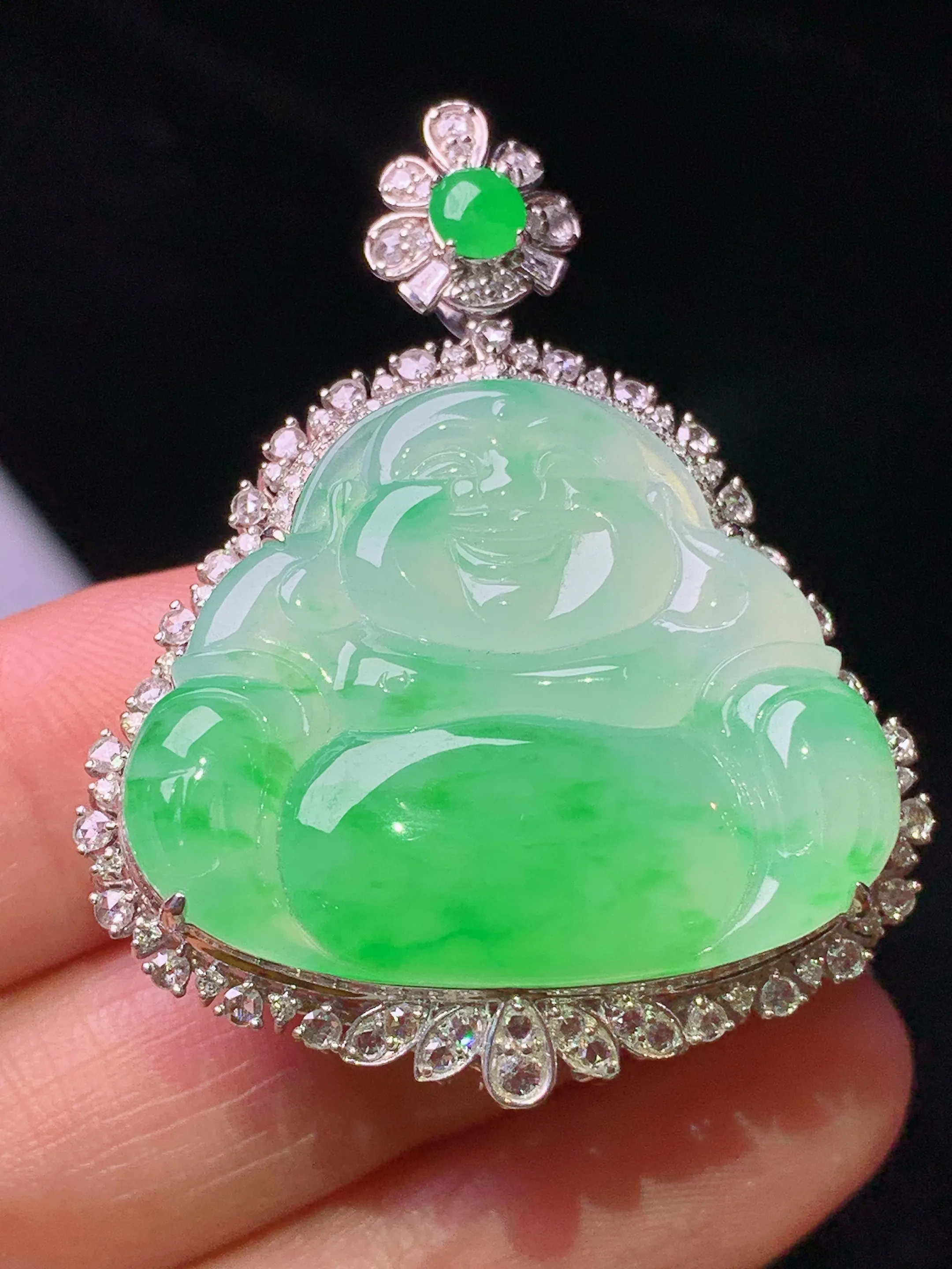 18k金钻镶嵌翠绿佛公吊坠 玉质细腻 色泽艳丽清新 整体尺寸41*33*11.8