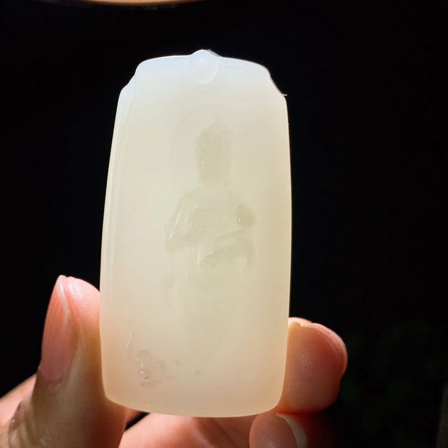 新疆和田玉羊脂白站观音挂件。尺寸54/28/10重35克 玉质细腻油润 底色纯净 脂粉好，品质好。lt260130