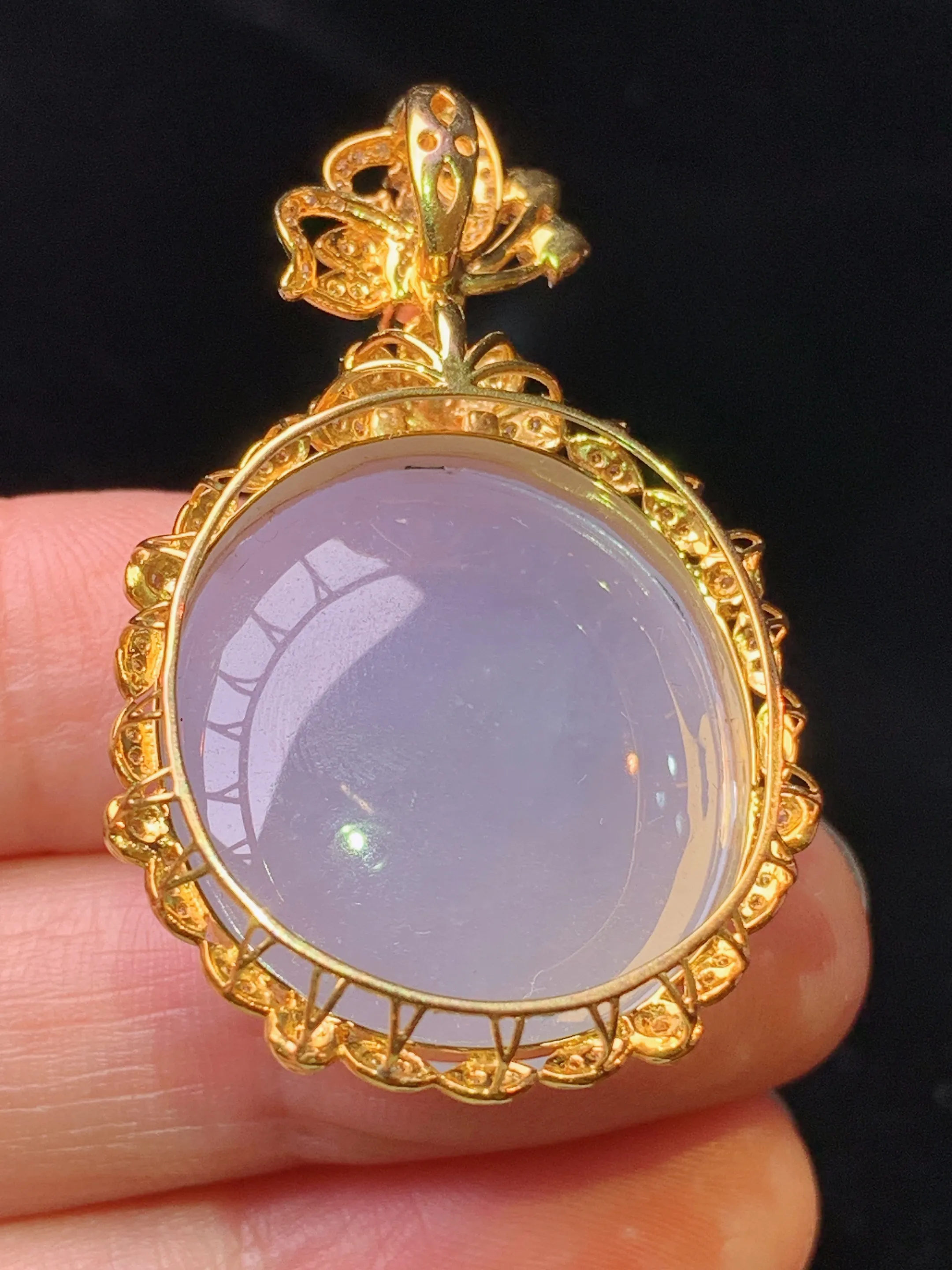 18k金钻镶嵌紫罗兰蛋面吊坠 玉质细腻 色泽艳丽清新 整体尺寸43*25.7*15