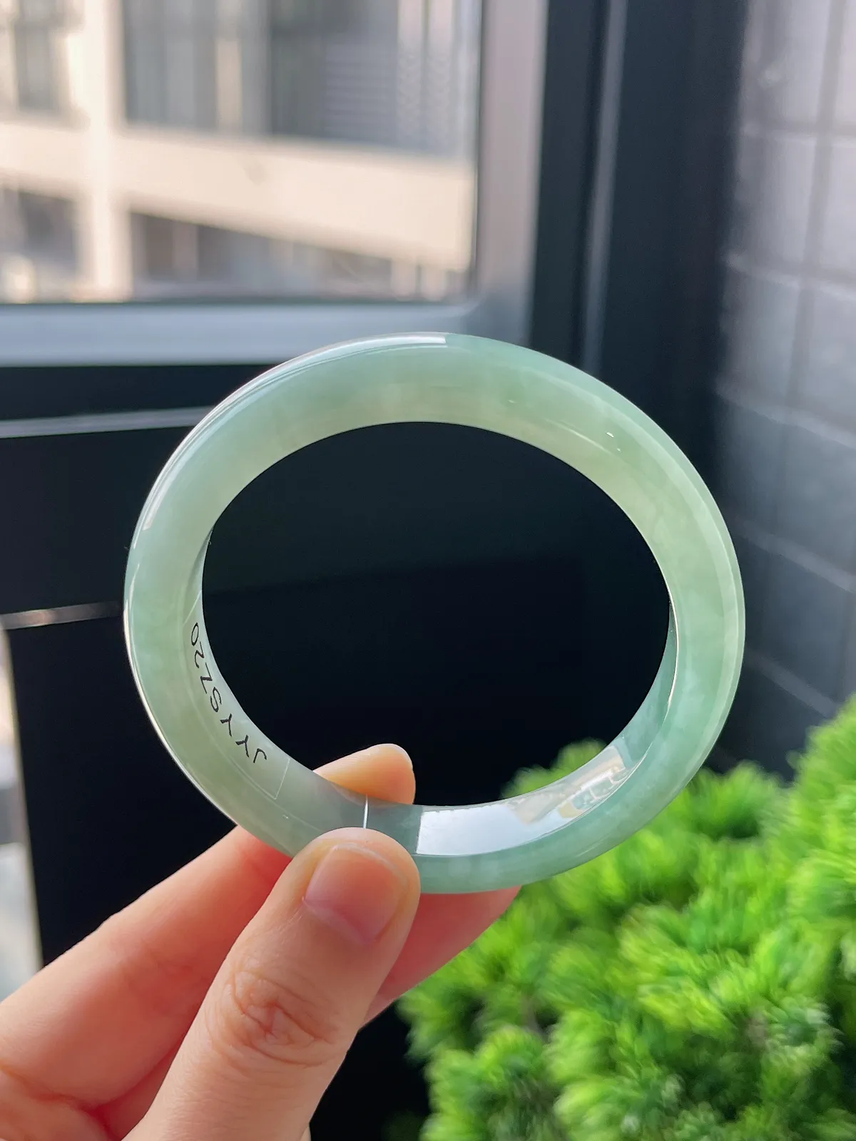 正圈54.6圈口，翡翠冰糯种飘绿手镯