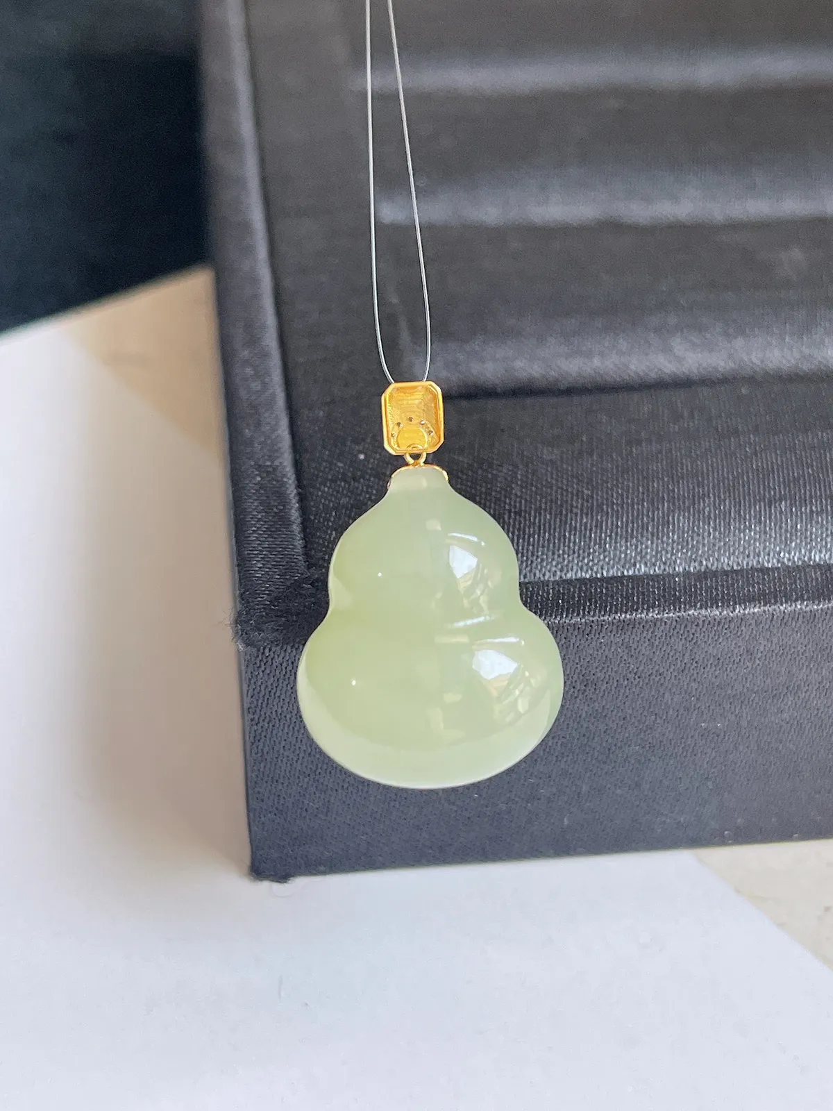 18K金扣镶嵌和田玉晴水葫芦吊坠