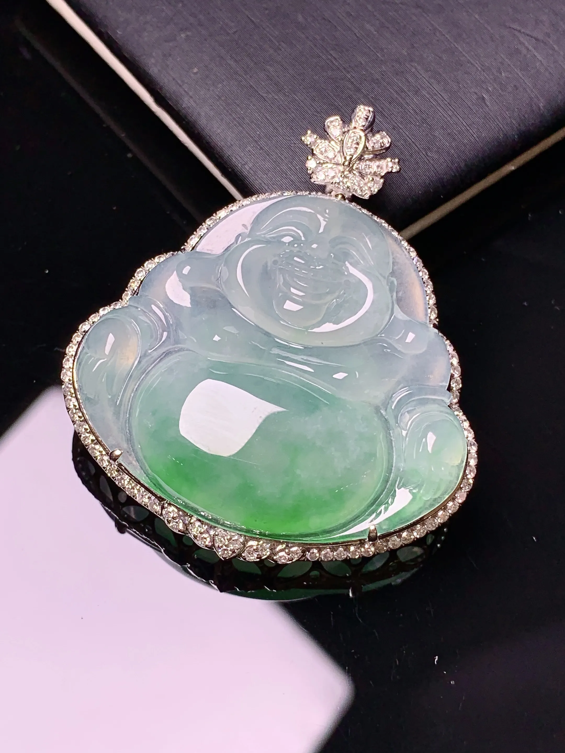 18k金钻镶嵌冰种飘绿佛公吊坠 玉质细腻 色泽清新艳丽 整体尺寸40.2*35*9.6