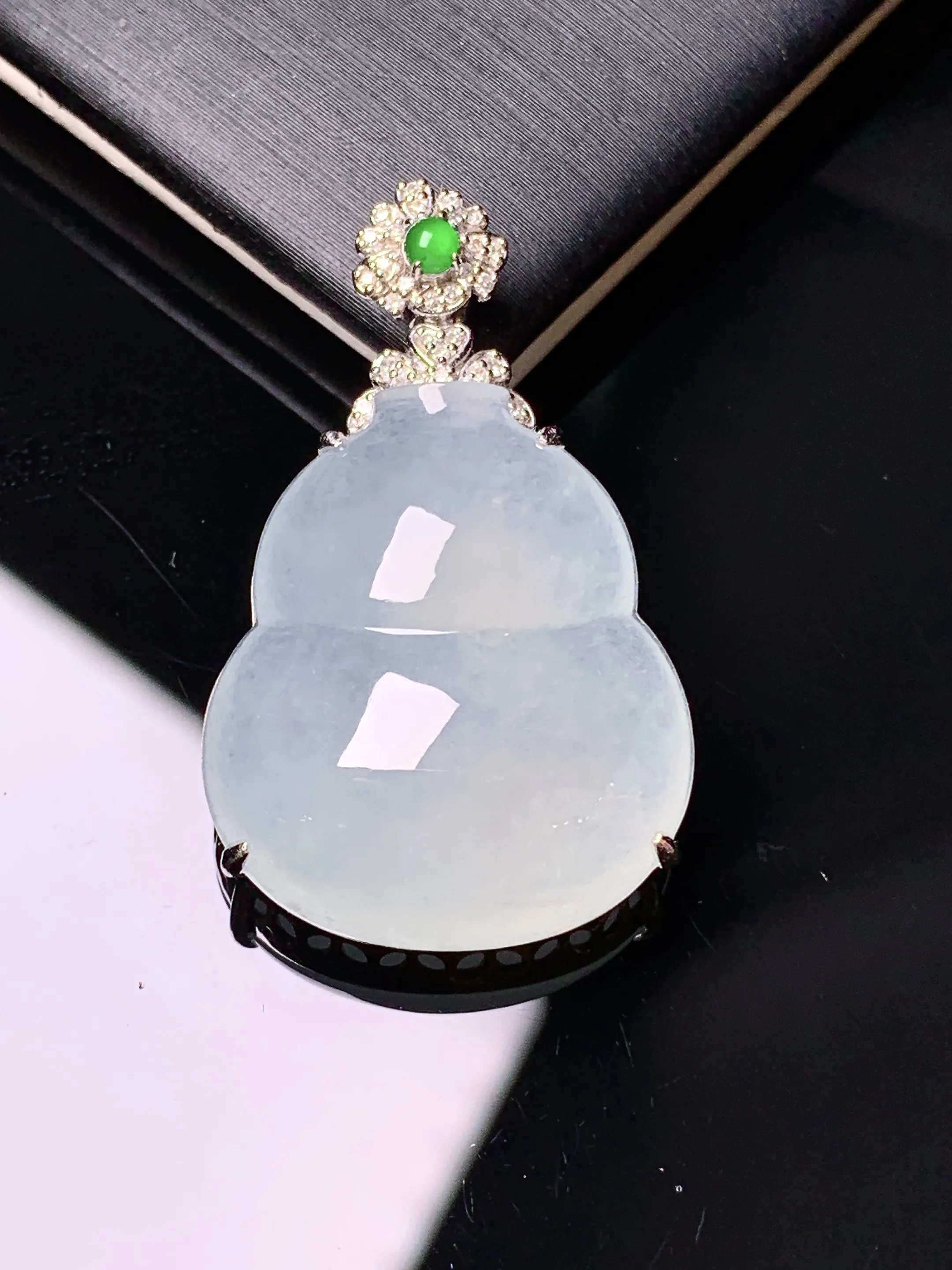 18k金钻镶嵌冰种葫芦吊坠 玉质细腻 色泽清新艳丽 整体尺寸32.5*20*8.3