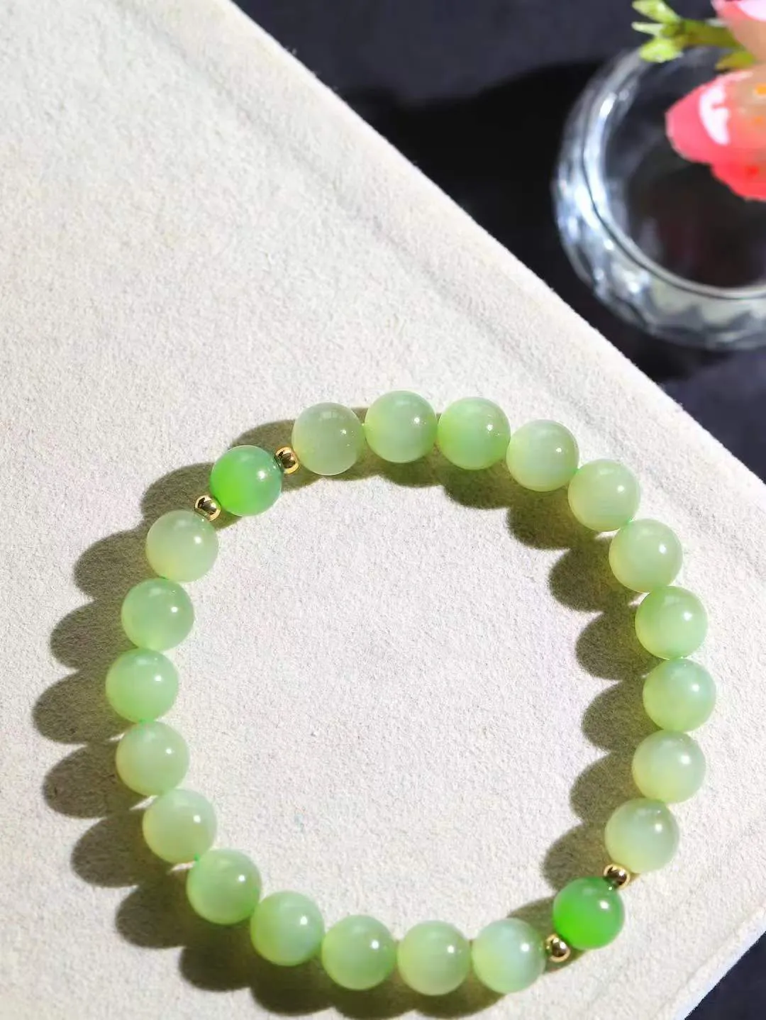 【珠圆玉润.手串】

精品和田玉珠圆玉润手串 玉质温润细腻  整串打磨圆润，佩戴舒适。珠珠落玉盘，间关莺语花底滑，一生美好时光，无论身在何处，都有它相伴相守。事事顺遂，幸福美满，吉祥如意。重17.3克 尺寸取一7.9mm FDL-1623100