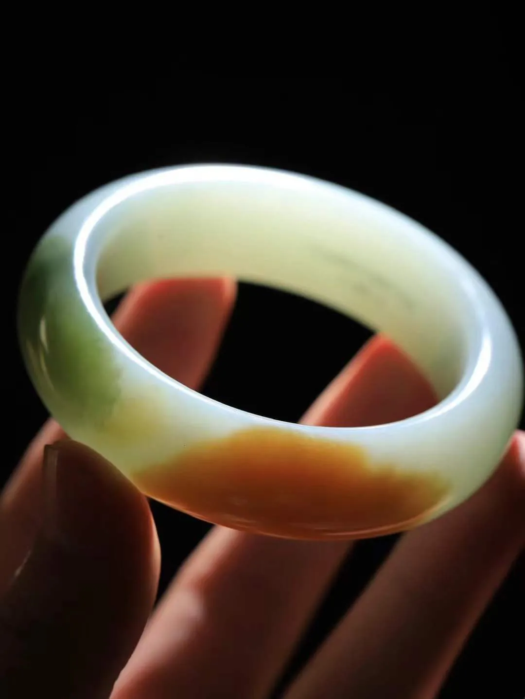 【婉约佳人.手镯】

精品和田玉三色手镯 玉质温润细腻 油性十足 手感舒适，高华雅逸，线条流畅，简约大气，美自天成，素雅高贵。佩戴于腕间，婉约之美，举手投足间透出那份低调奢华。重89.5克 内径55mm  尺寸17.7-10mm   FDA-6620134