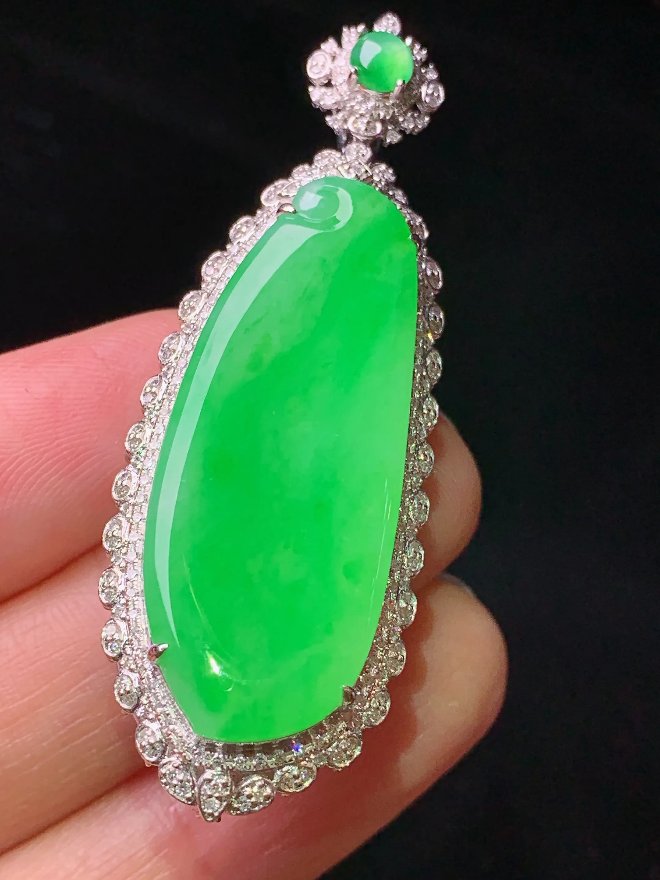 18k金钻镶嵌翠绿福瓜吊坠 玉质细腻 色泽艳丽清新 整体尺寸53.5*18.5*11.6