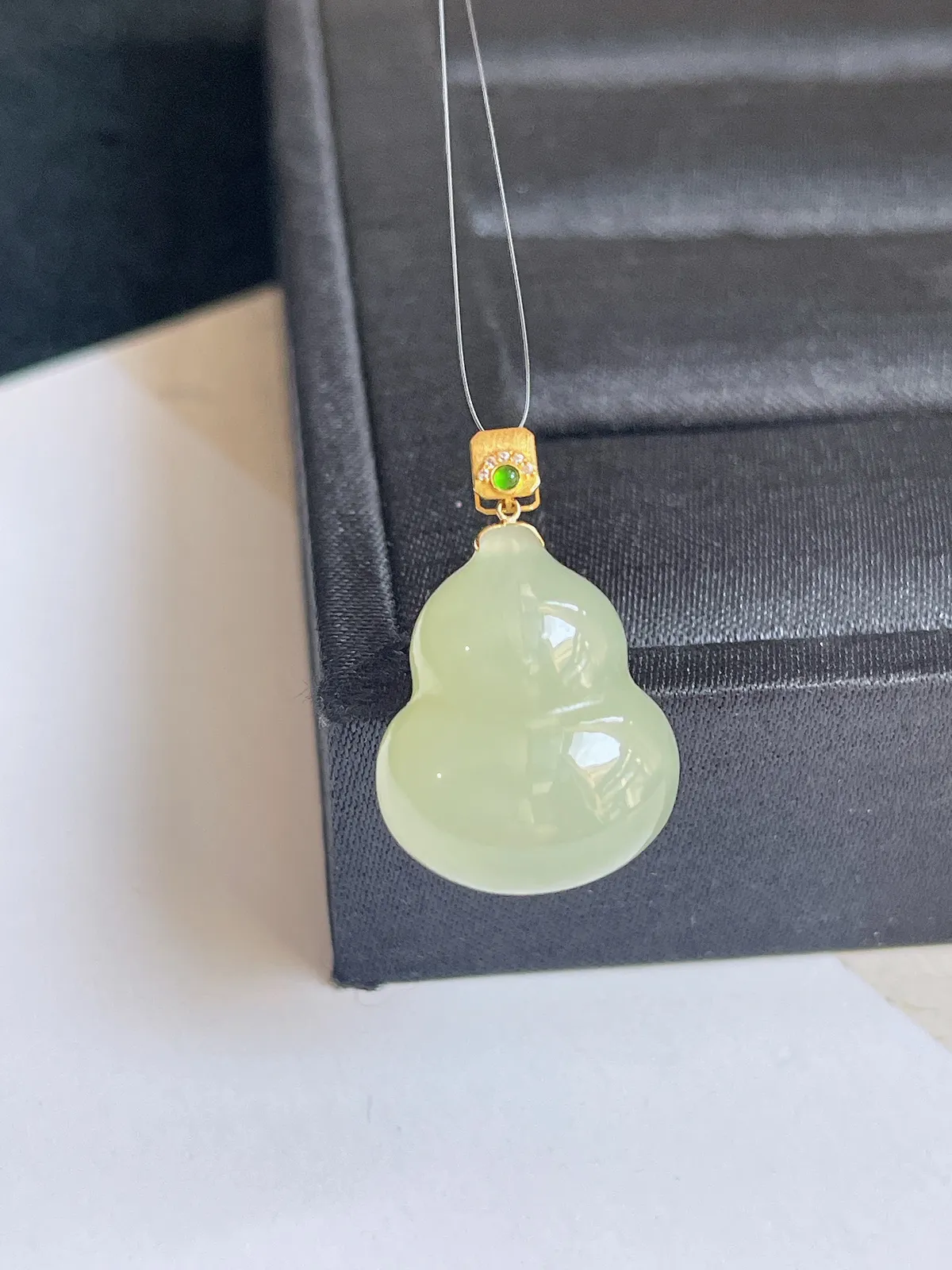 18K金扣镶嵌和田玉晴水葫芦吊坠