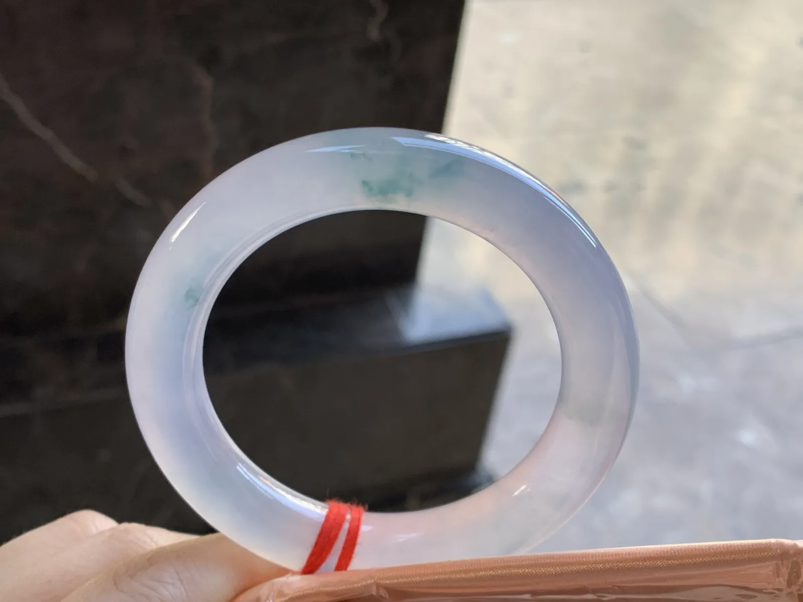 冰味飘花圆条手镯
尺寸：57-11.7-11.8mm
种老肉细 冰味十足