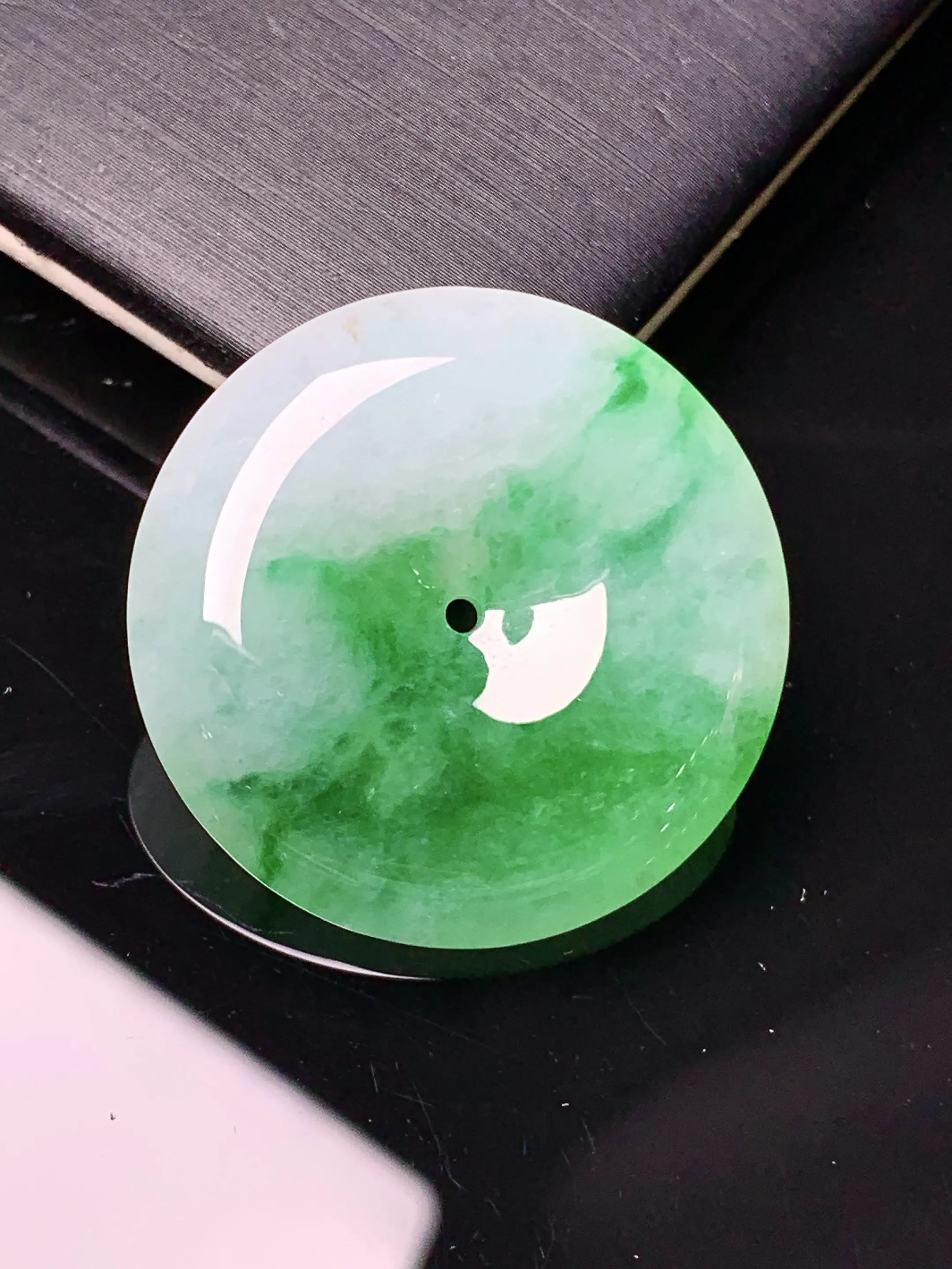 飘绿平安扣吊坠 玉质细腻 色泽清新艳丽 整体尺寸 28.5*6