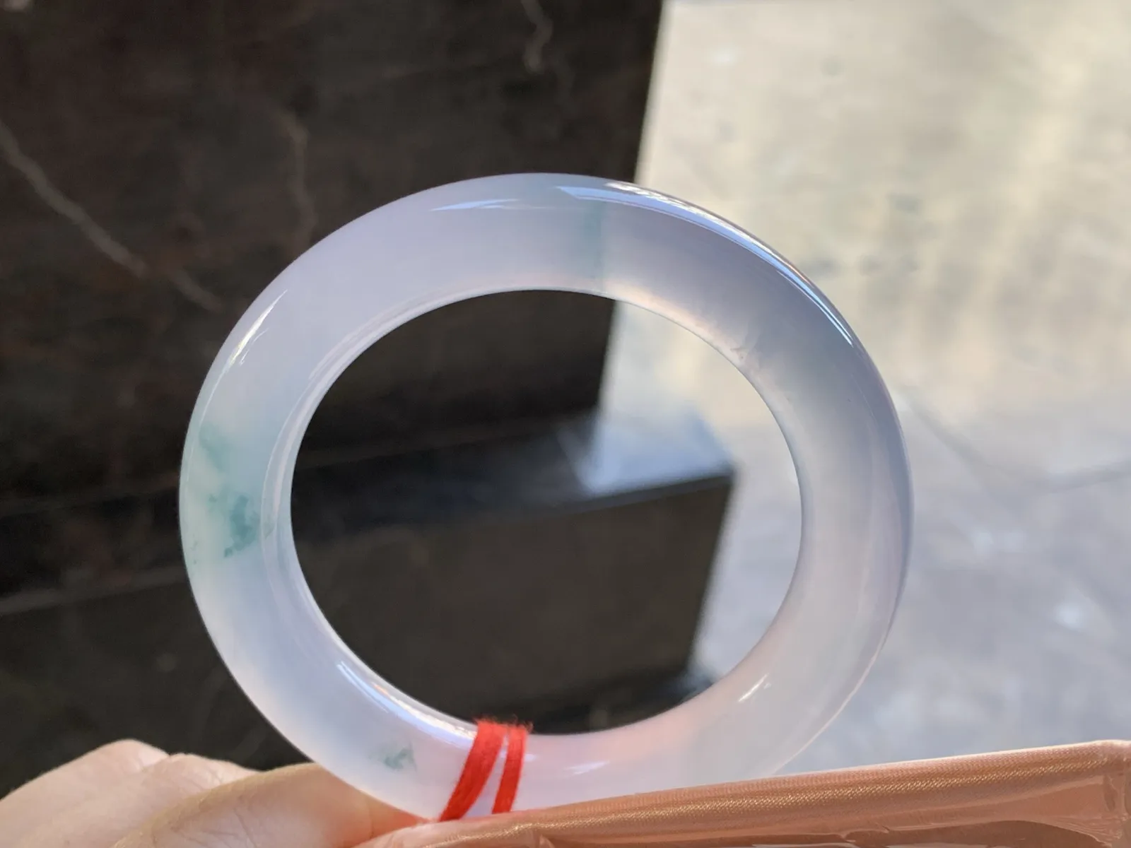 冰味飘花圆条手镯
尺寸：57-11.7-11.8mm
种老肉细 冰味十足