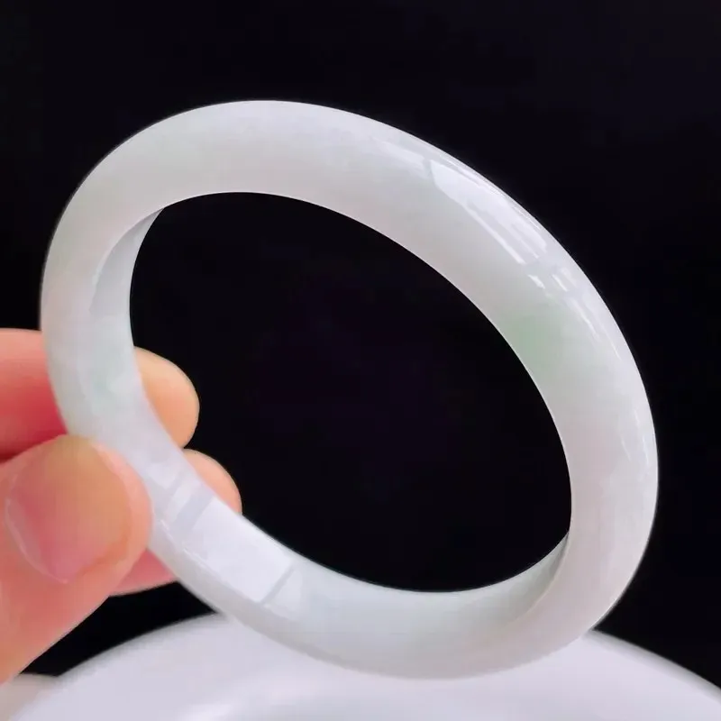 天然翡翠A货飘绿好种水52.8*48mm贵妃手镯35.77克