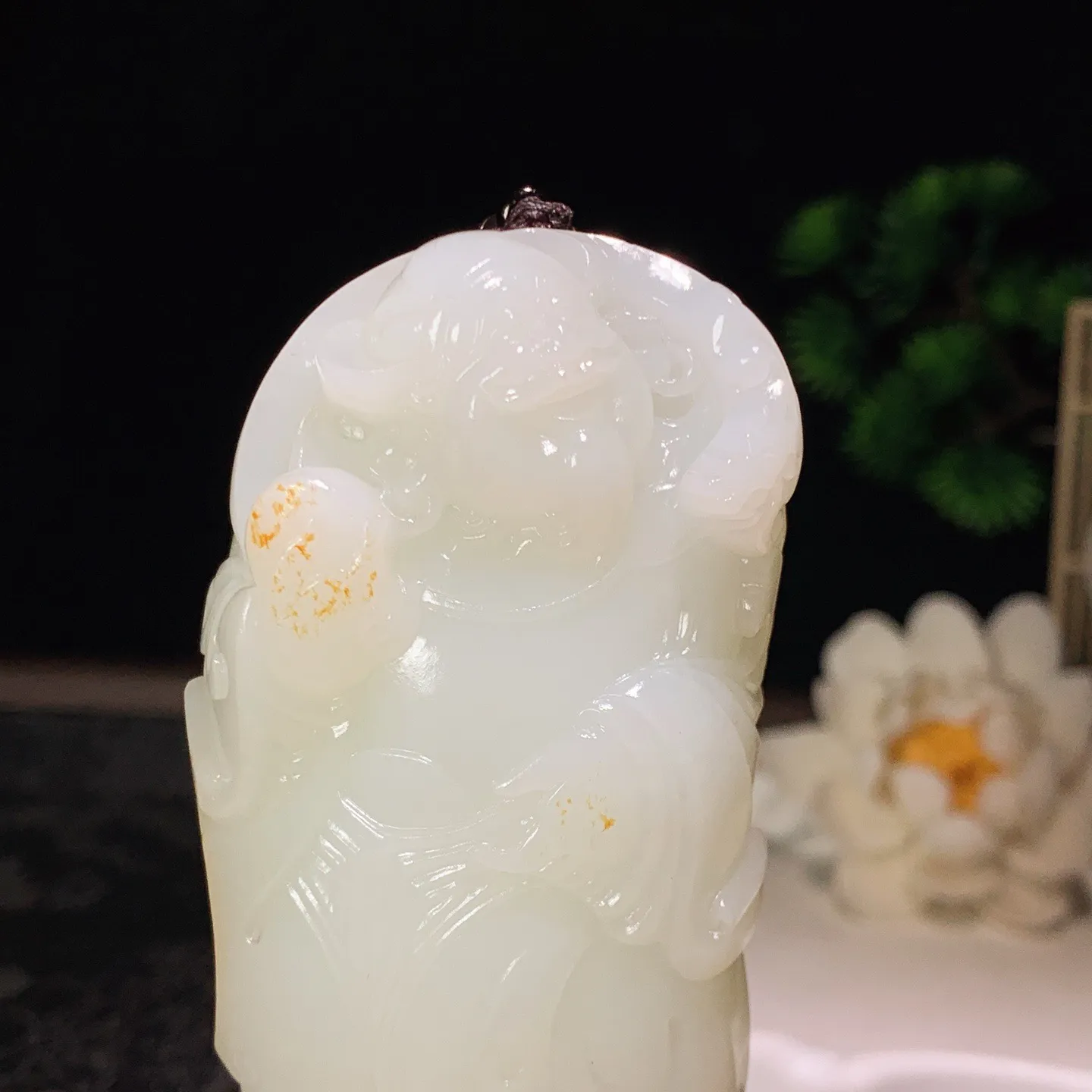 新疆和田玉白玉山料财神挂把件！尺寸80/43/24重174克。玉质细腻油润。手推出油。品相大气 lt260202