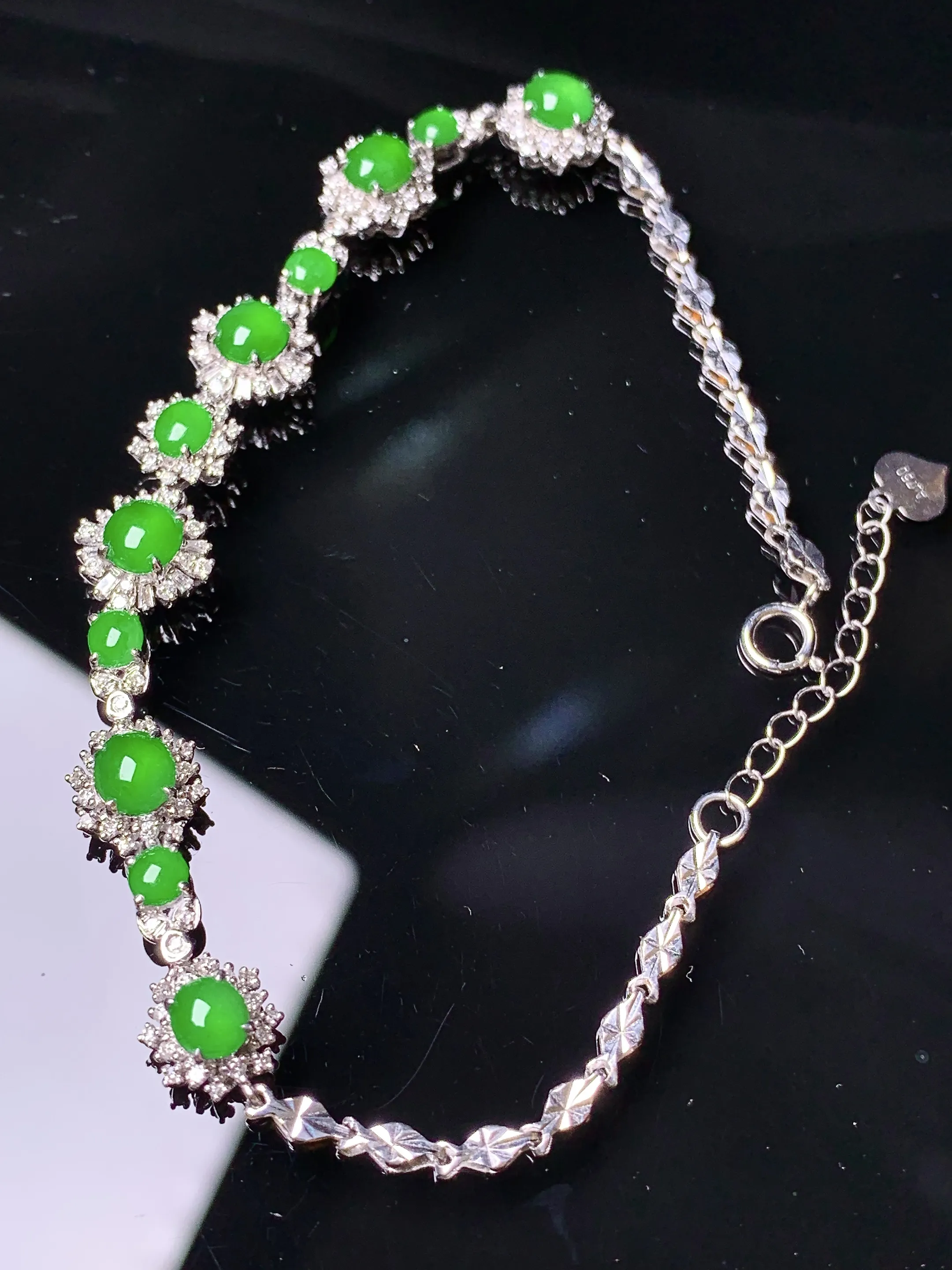 18k金钻镶嵌满绿蛋面手链 玉质细腻 色泽清新艳丽 整体尺寸84*8*5.2