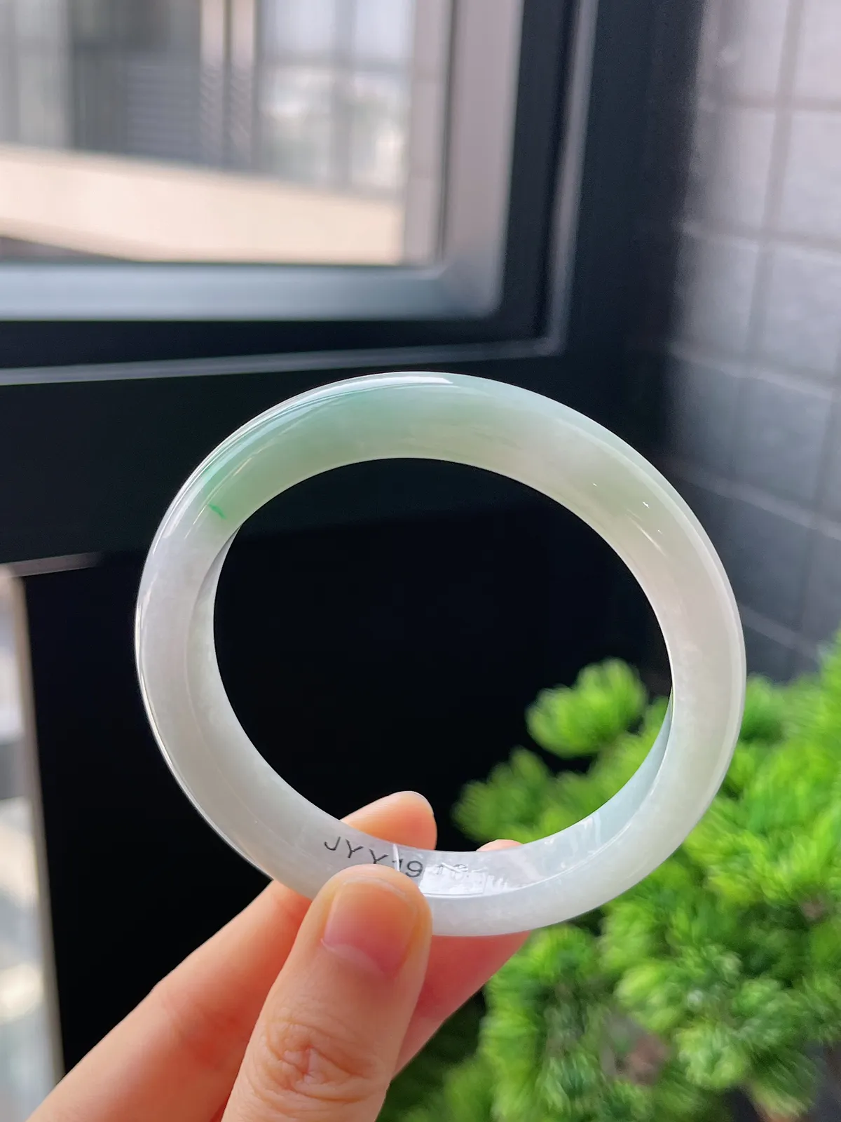 正圈57.9圈口，翡翠冰糯种飘绿手镯