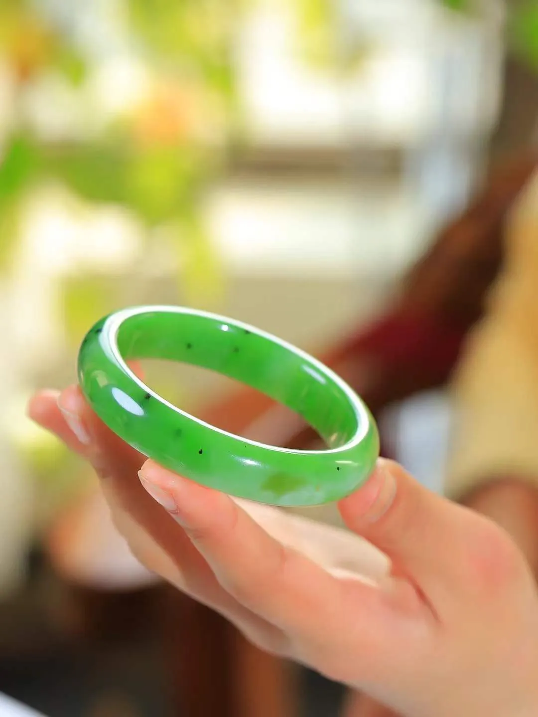 【碧波流转·手镯】

精品和田玉碧玉手镯，玉质细腻温润，手感舒适，️线条流畅，简约大气，美自天