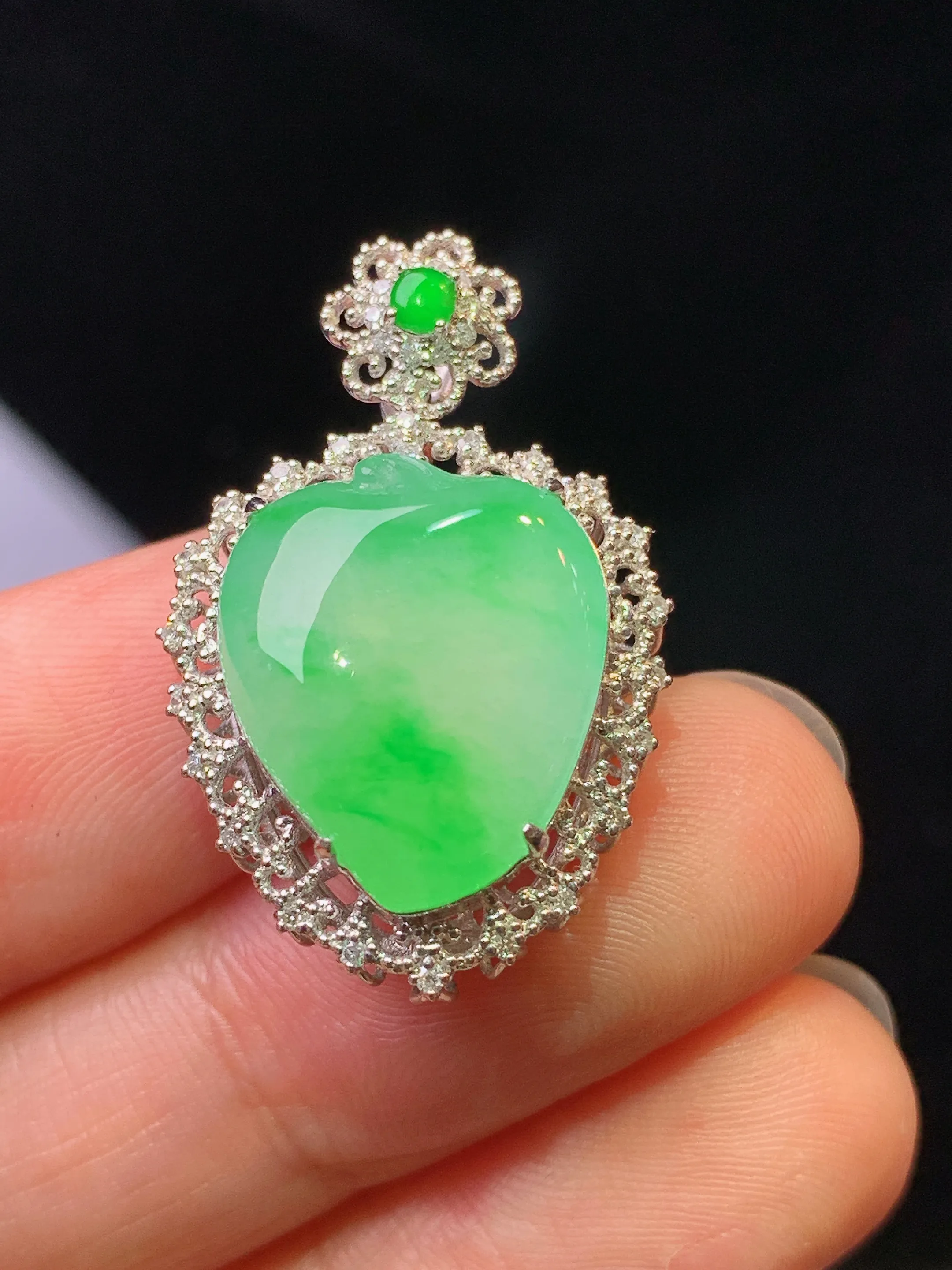 18k金钻镶嵌翠绿福瓜吊坠 玉质细腻 色泽艳丽清新 整体尺寸28.8*18.3*11.5