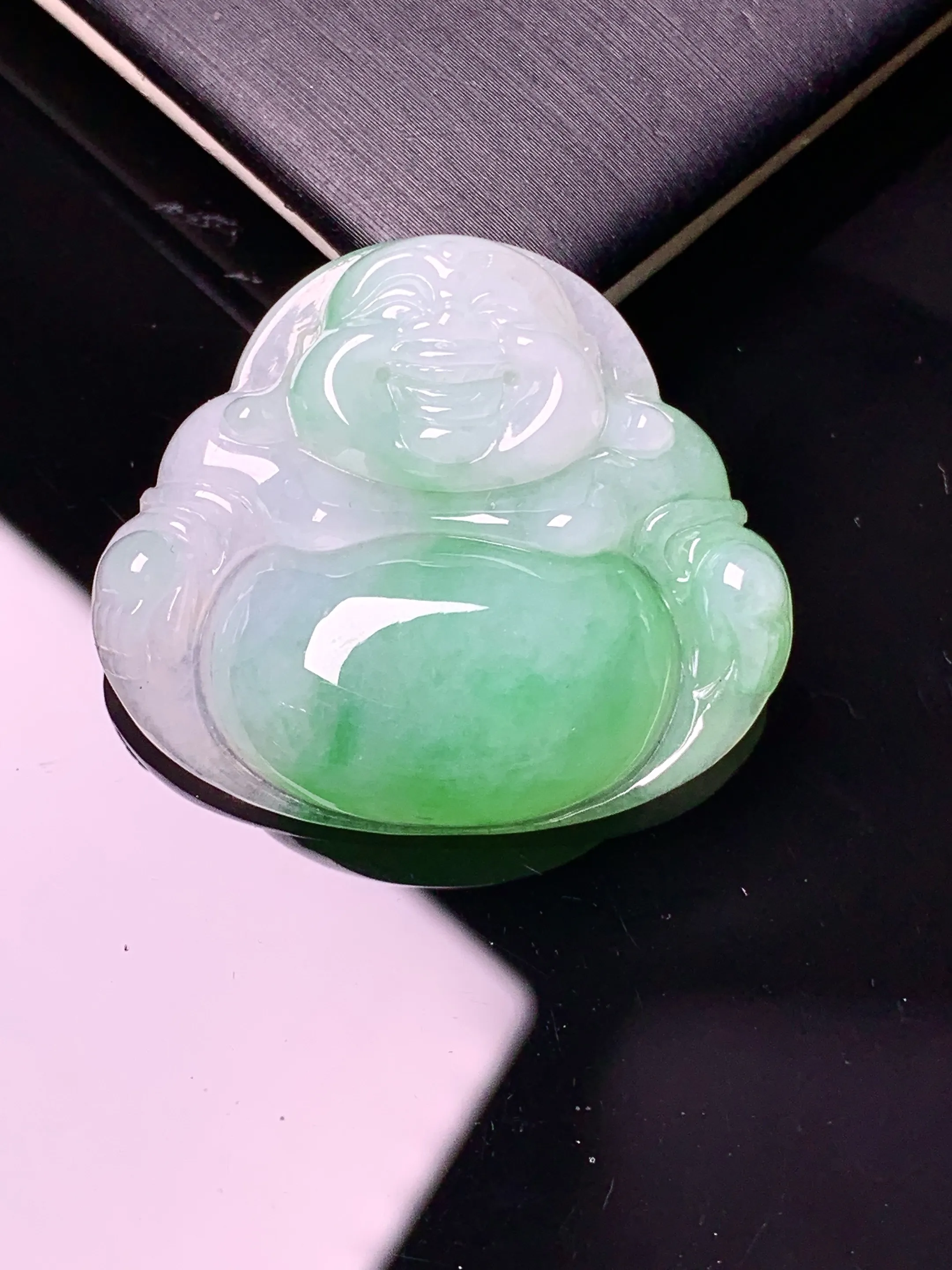 飘绿佛公吊坠 玉质细腻 色泽清新艳丽 整体尺寸28.8*33*7