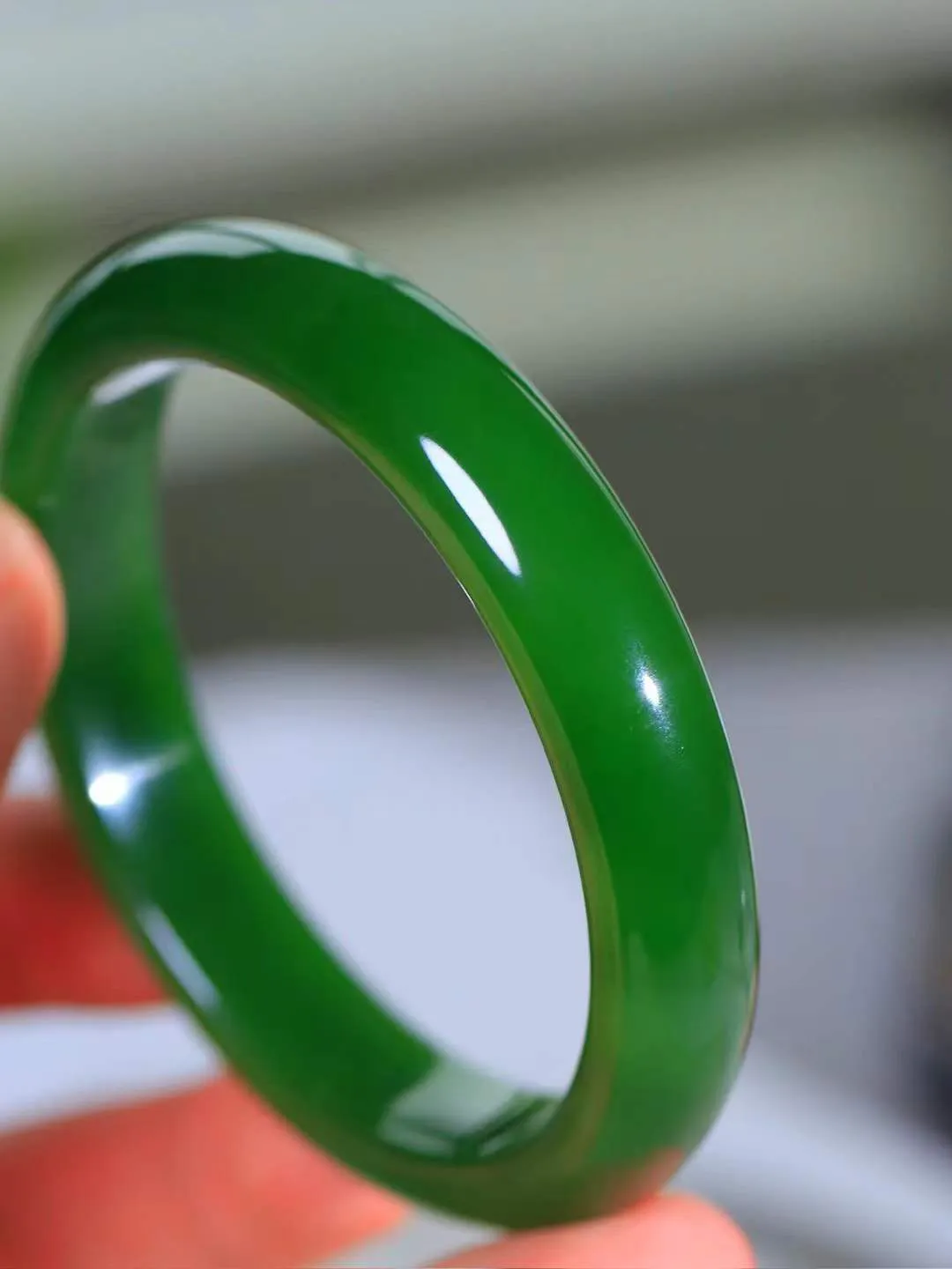 【温润如心.镯】

典藏级️和田玉碧玉手镯，精选上等碧玉料，色泽清透，质地细腻。佩戴它，感受千年玉文化的温润与优雅，愿它为您带来平安与幸福。重48克  尺寸57.5-12-7.8mm  101203111A