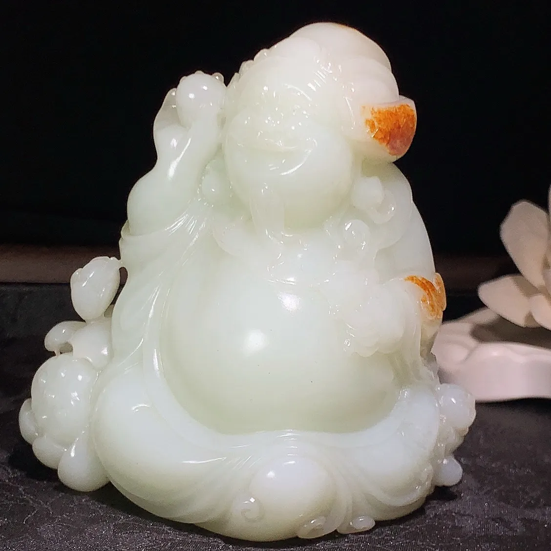 新疆和田玉白玉财神小挂摆件！尺寸95/92/55重502.5克。玉质细腻油润。手推出油。品相大气 l