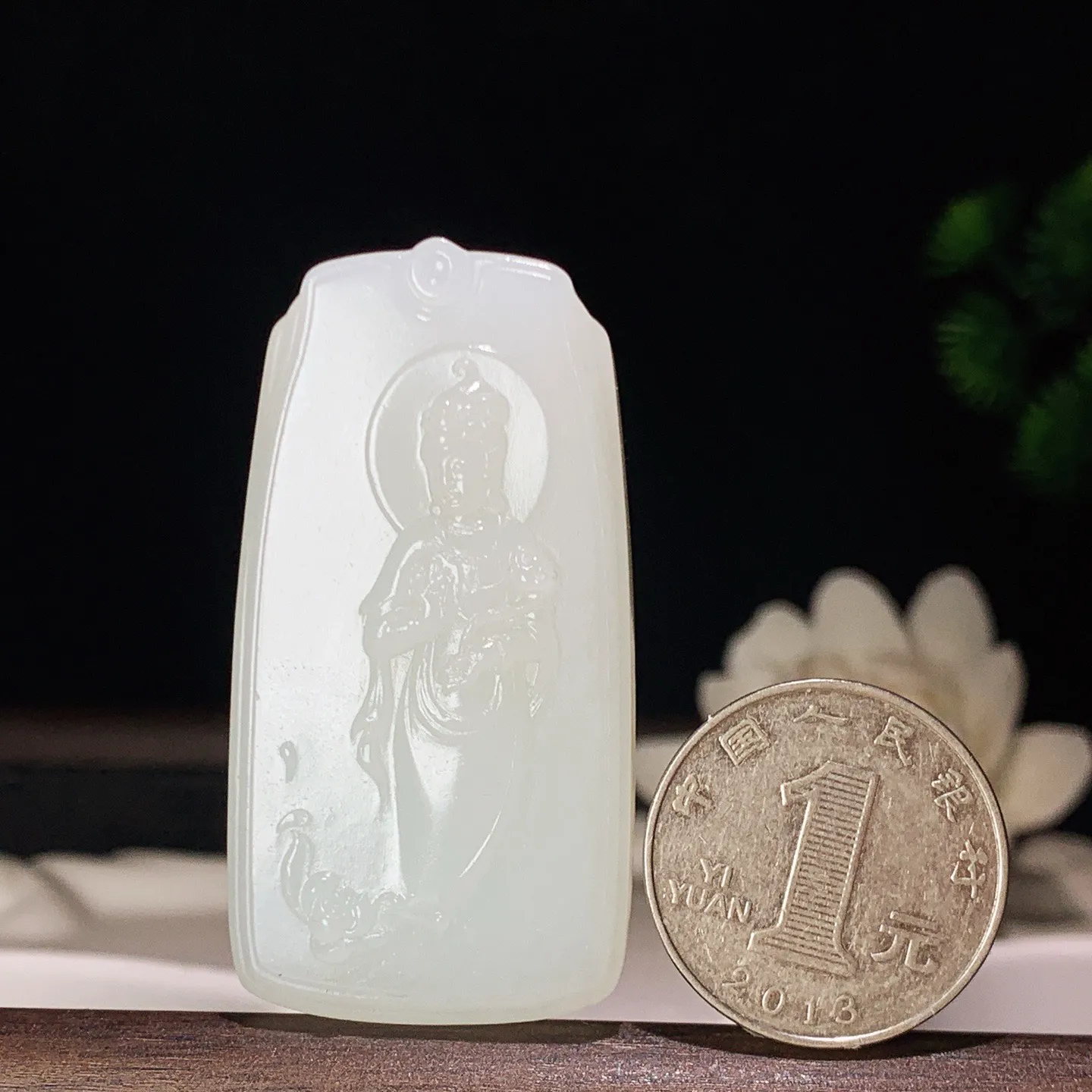 新疆和田玉羊脂白站观音挂件。尺寸54/28/10重35克 玉质细腻油润 底色纯净 脂粉好，品质好。lt260130