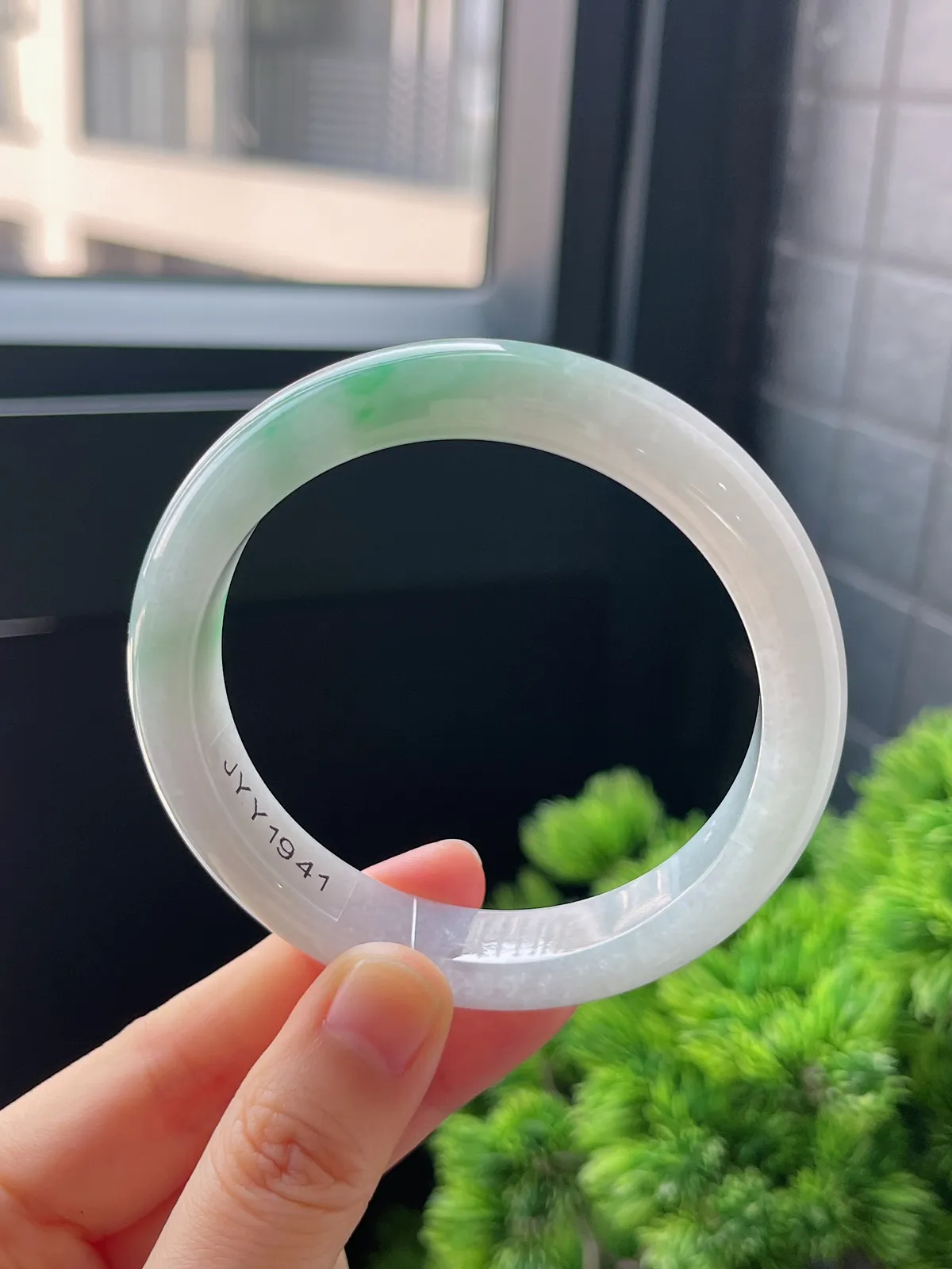 正圈57.6圈口，翡翠冰糯种飘绿手镯