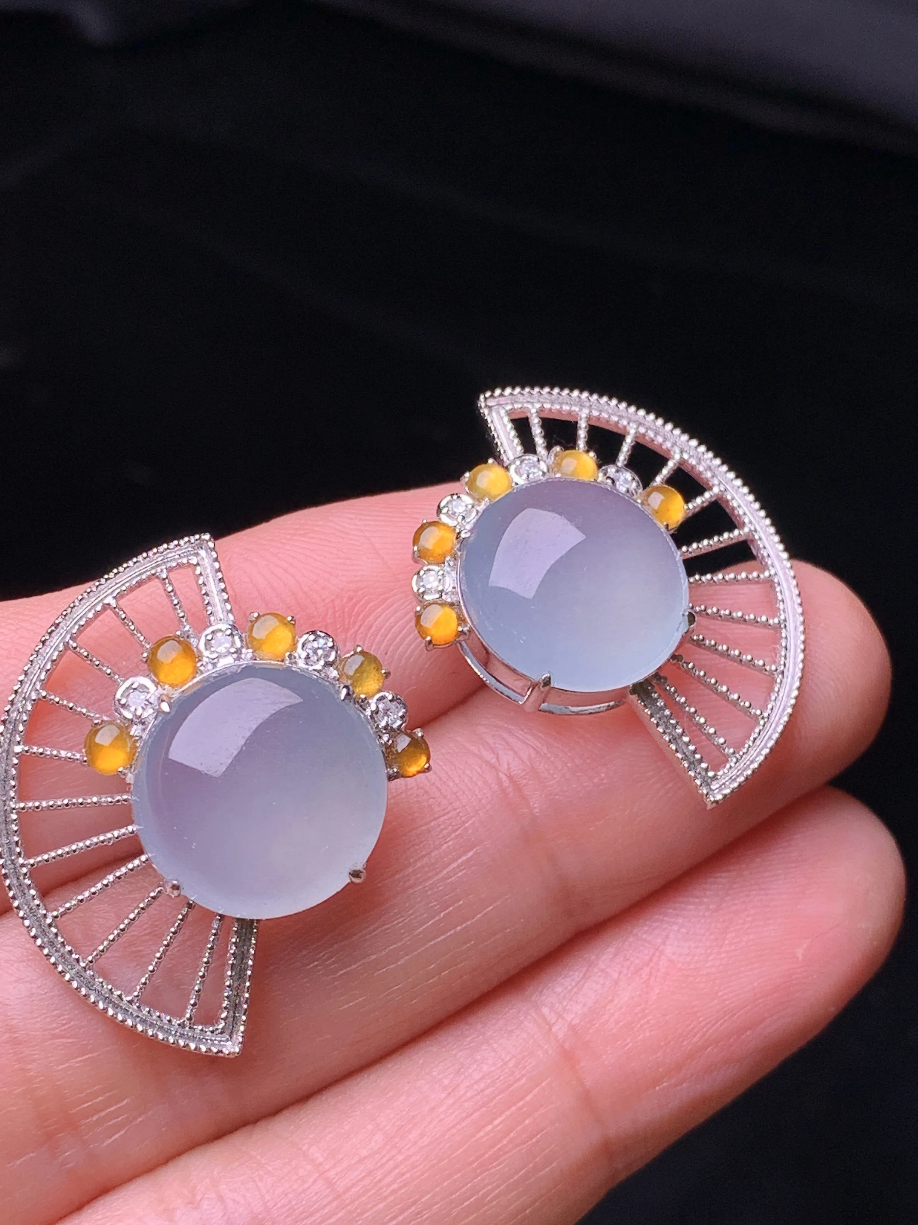 18k金钻镶嵌冰种蛋面耳钉 玉质细腻 色泽艳丽清新 整体尺寸25.8*21.5*6.7