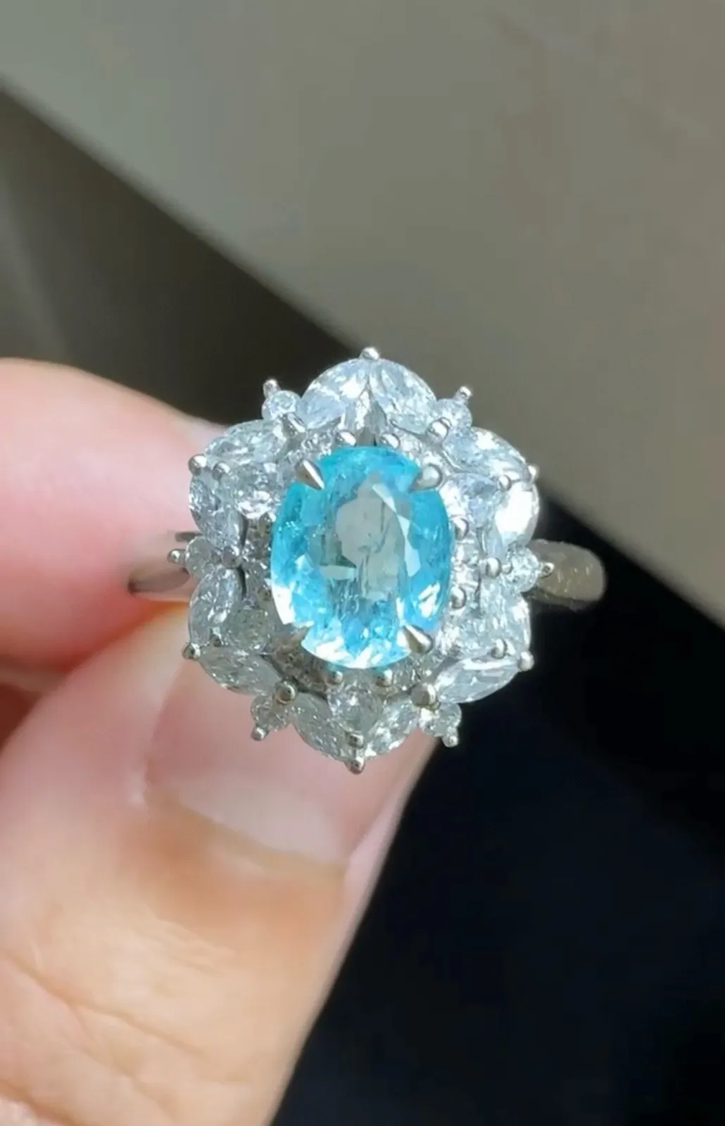 18k金钻石镶嵌帕拉伊巴戒指，尺寸13*11.8mm，重量3.09g，圈口14可改