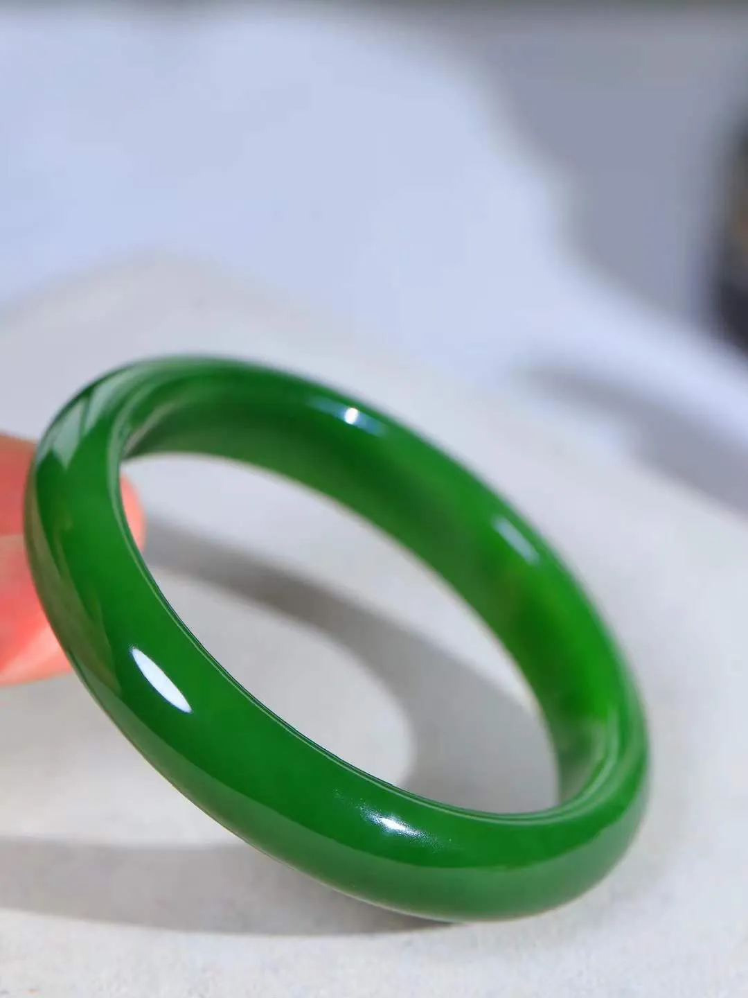 【温润如心.镯】

典藏级️和田玉碧玉手镯，精选上等碧玉料，色泽清透，质地细腻。佩戴它，感受千年玉文化的温润与优雅，愿它为您带来平安与幸福。重48克  尺寸57.5-12-7.8mm  101203111A