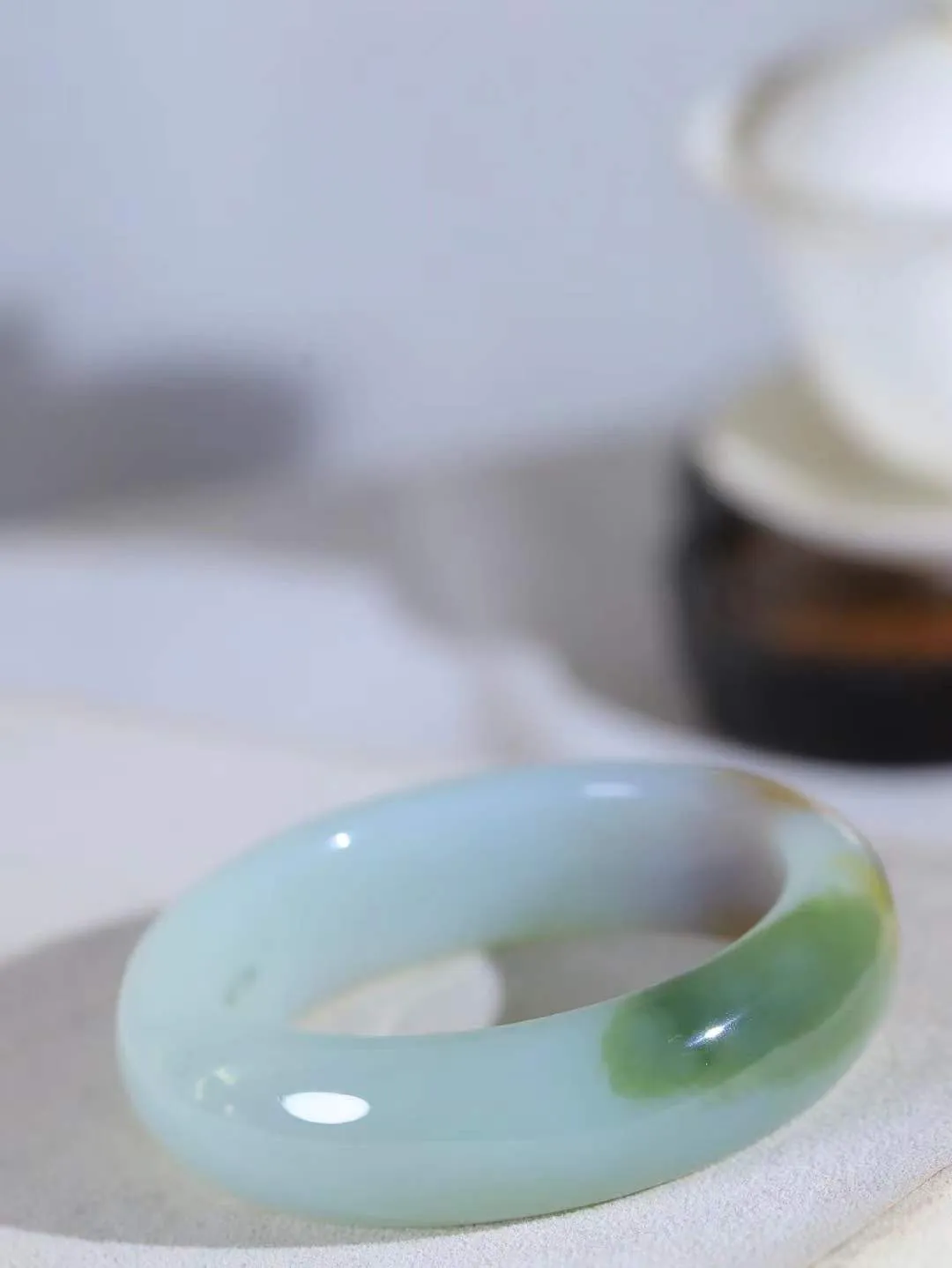 【婉约佳人.手镯】

精品和田玉三色手镯 玉质温润细腻 油性十足 手感舒适，高华雅逸，线条流畅，简约大气，美自天成，素雅高贵。佩戴于腕间，婉约之美，举手投足间透出那份低调奢华。重89.5克 内径55mm  尺寸17.7-10mm   FDA-6620134