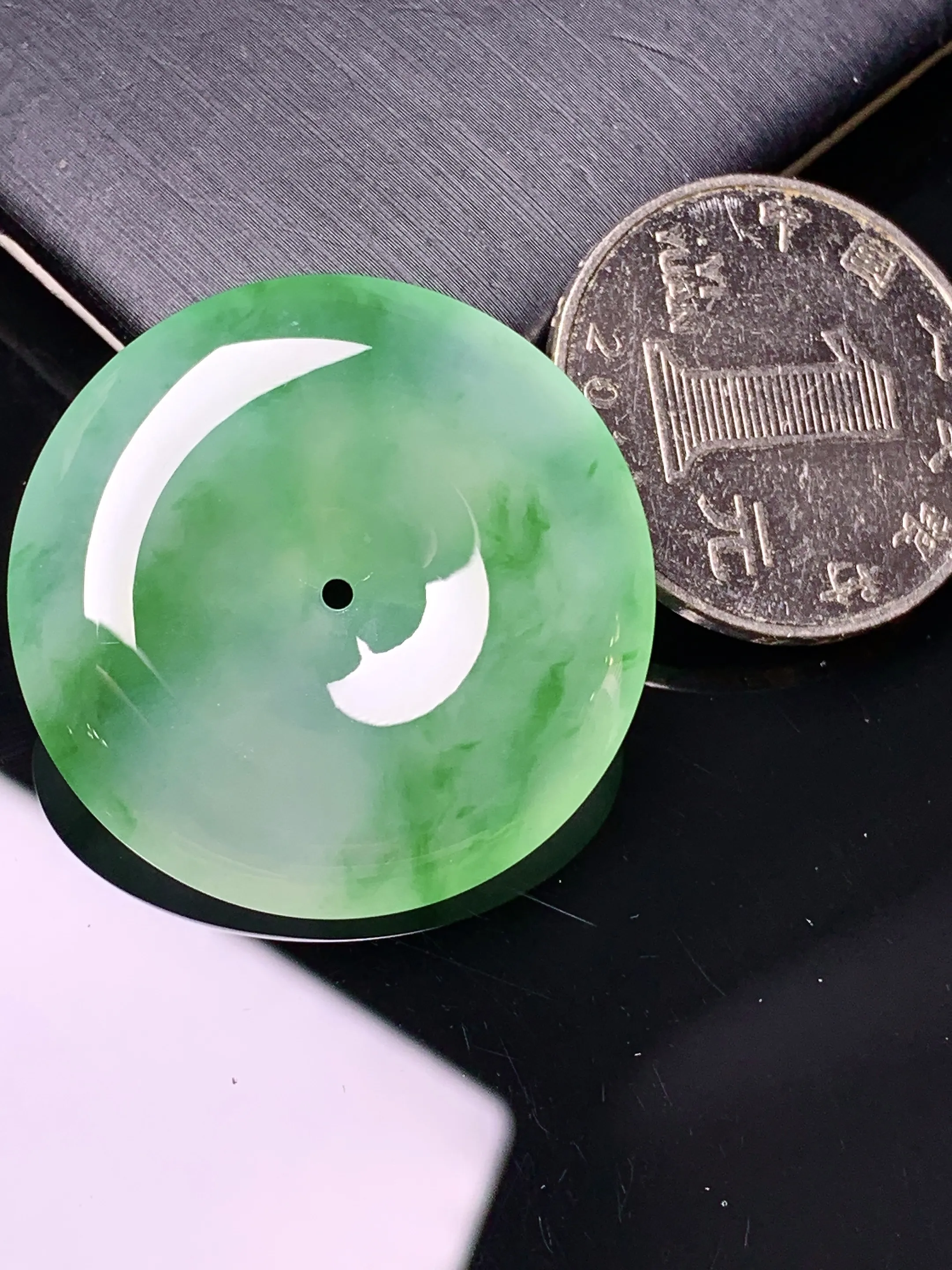 翠绿平安扣吊坠 玉质细腻 色泽清新艳丽 整体尺寸30.8*6